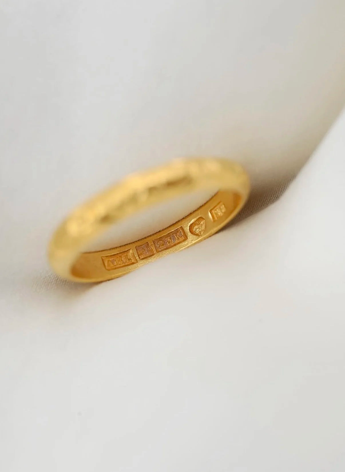 Exquisite High Carat Antique Patterned Band 23K Gold Sweden 1900s