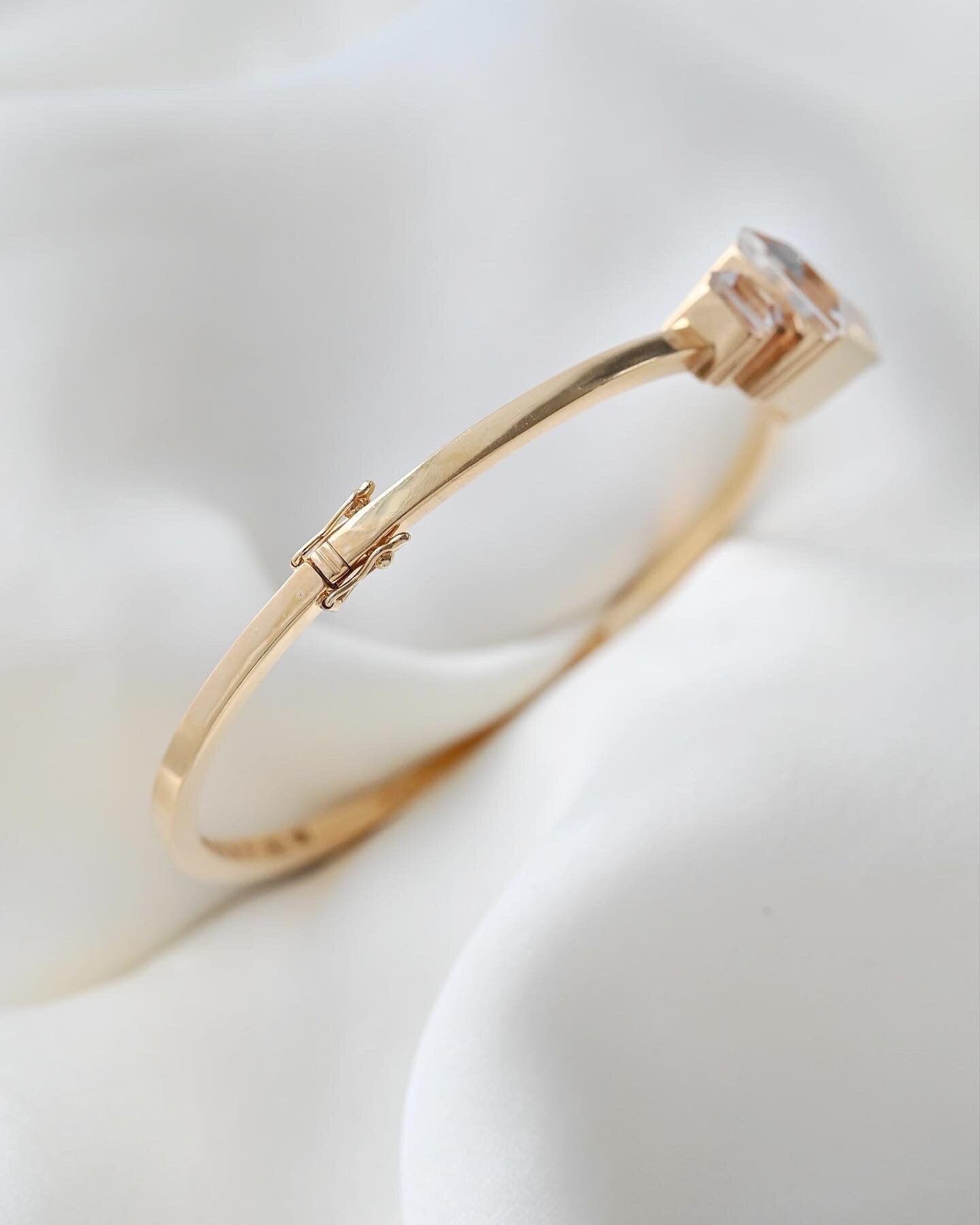 Extraordinary Rock Crystal Bangle 18K Gold 1949