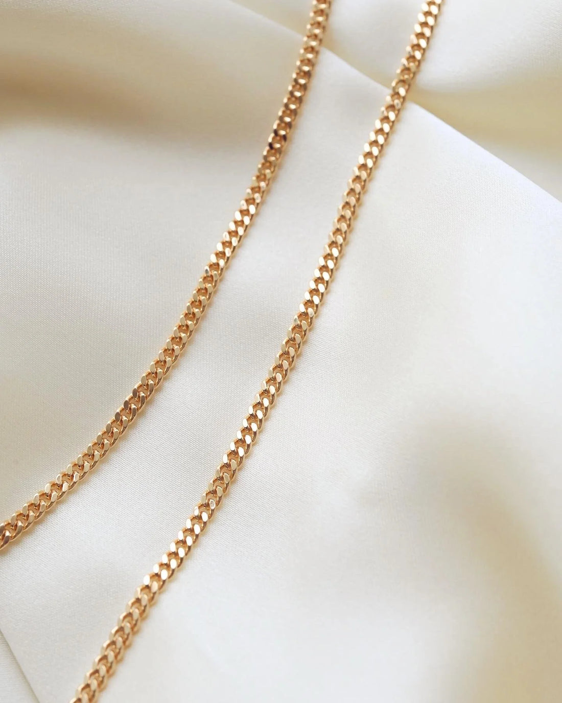 Beautiful 20 Inches Italian Vintage Curb Link Chain 18K Gold