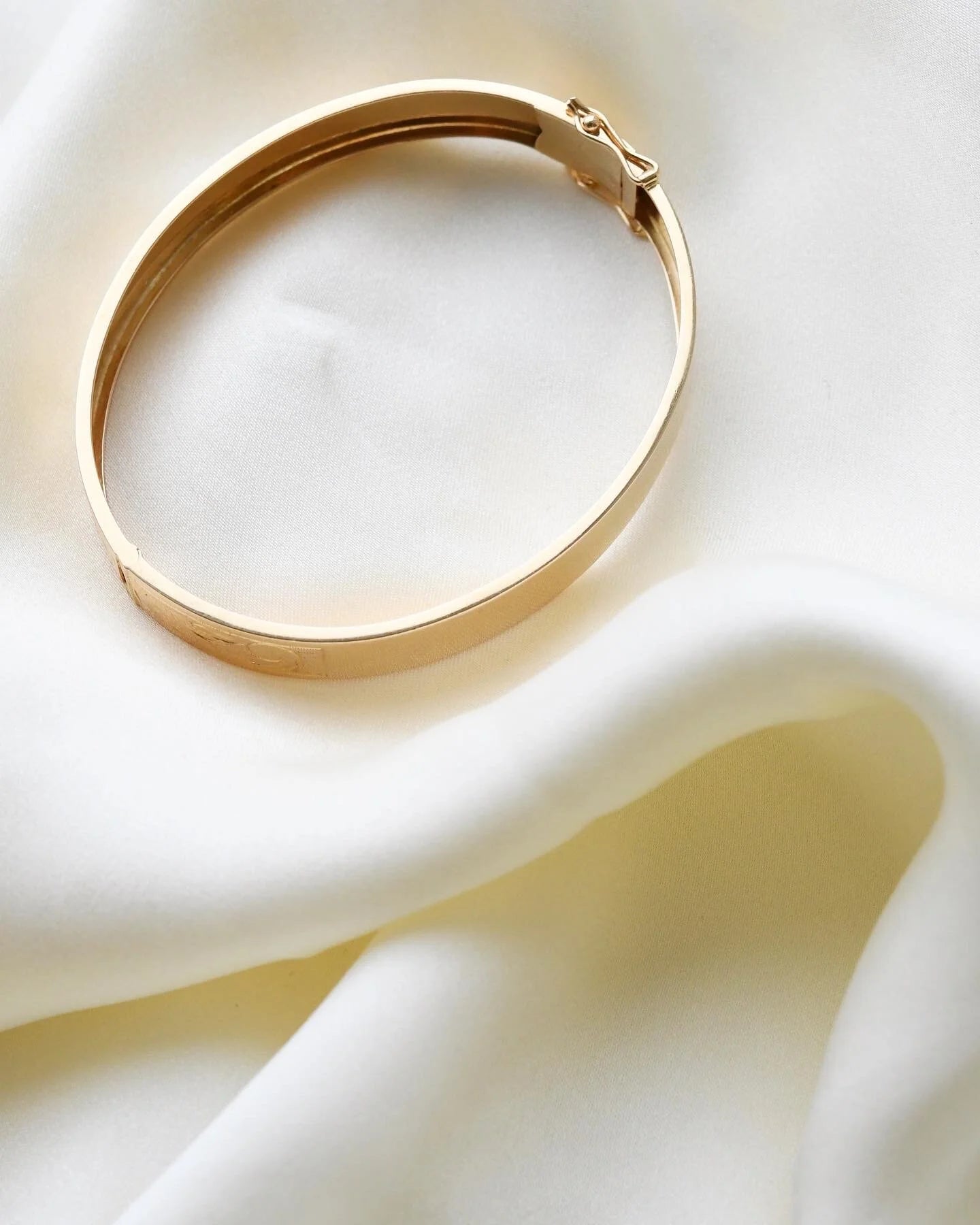 Antique Engraved Vintage Bangle 18K Gold