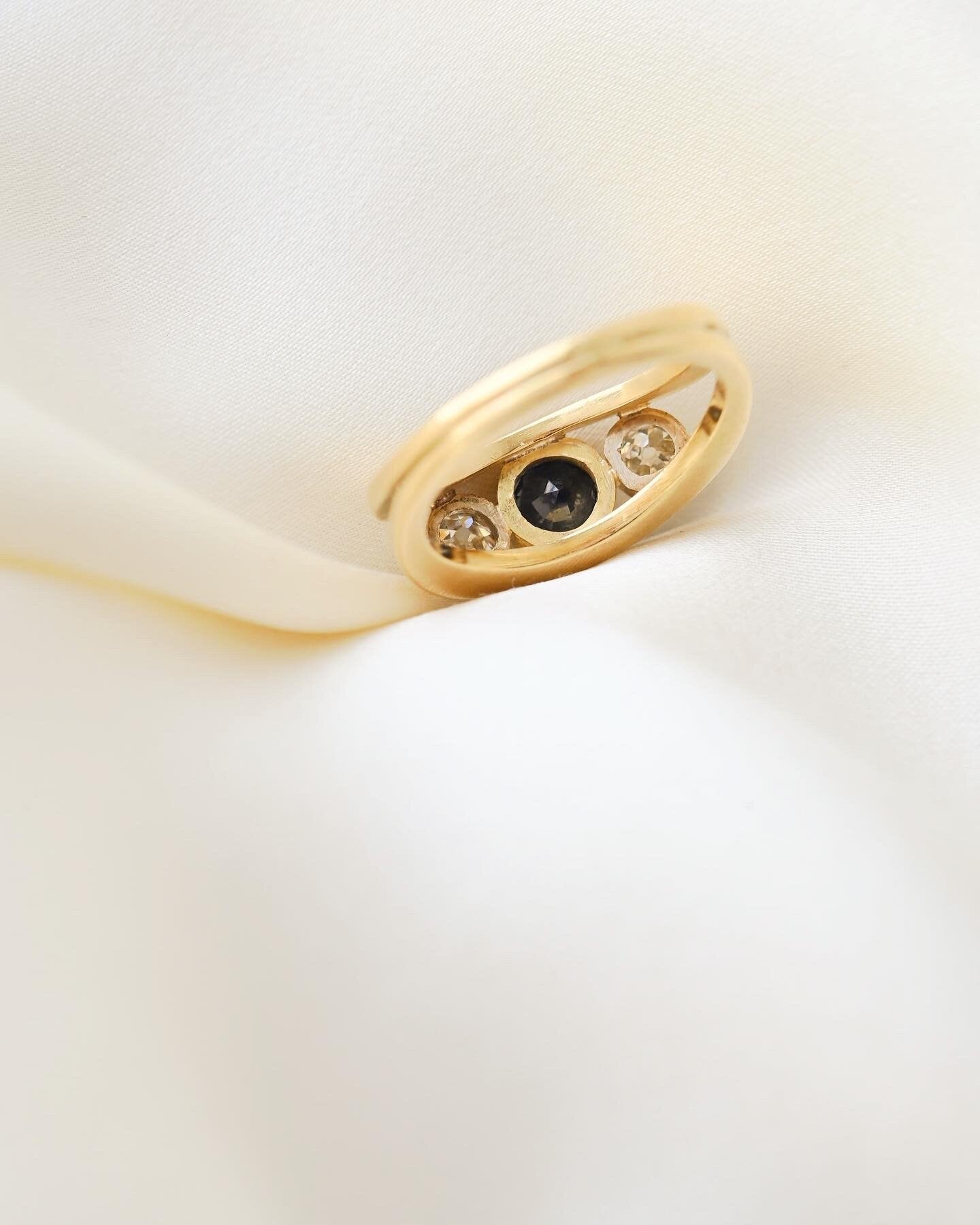 Sublime Special Antique Ring w Old Cut Diamonds and Sapphire 18K Gold 1920s