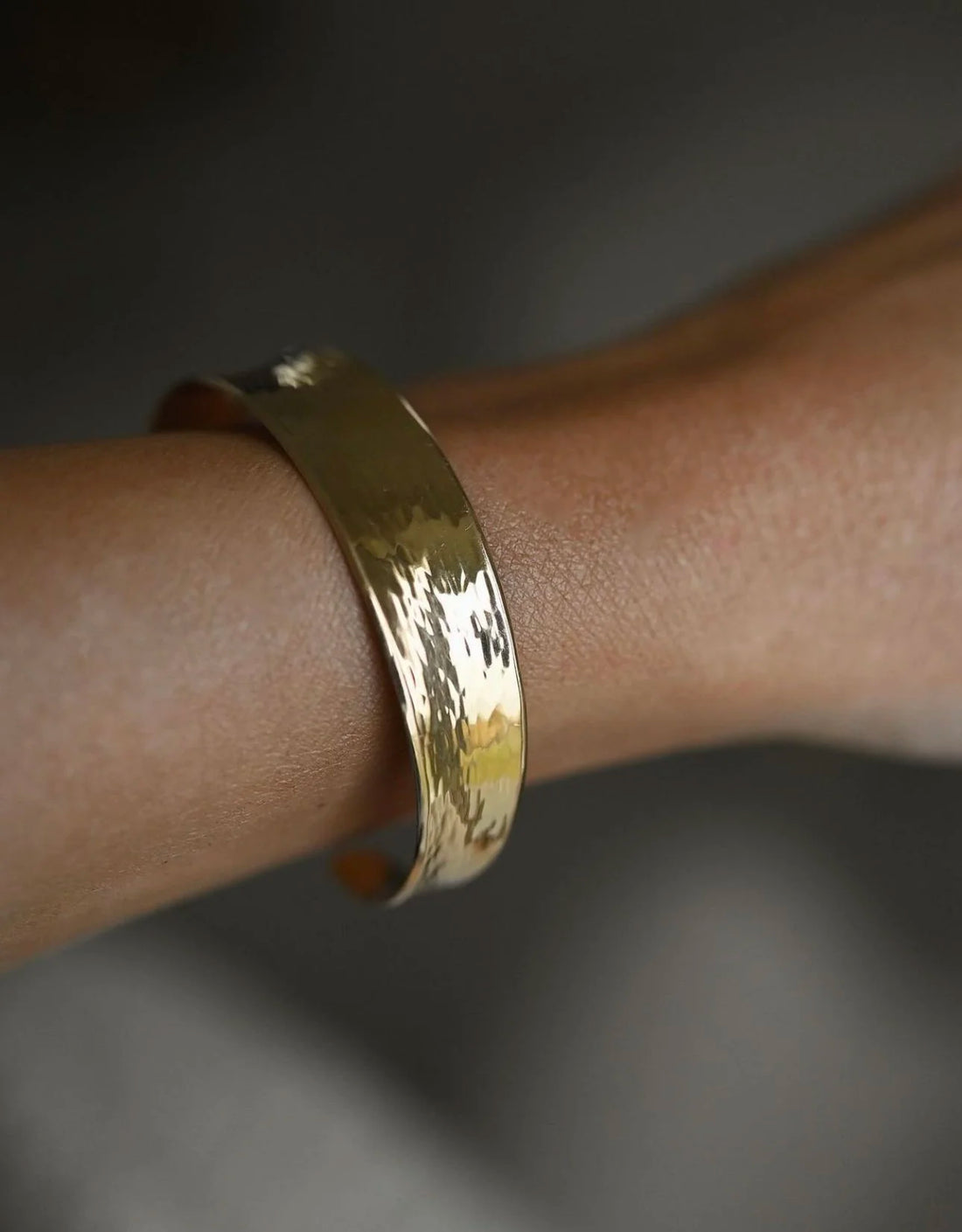 Extraordinary Special Swedish Vintage Cuff Bracelet 18K Gold 1982