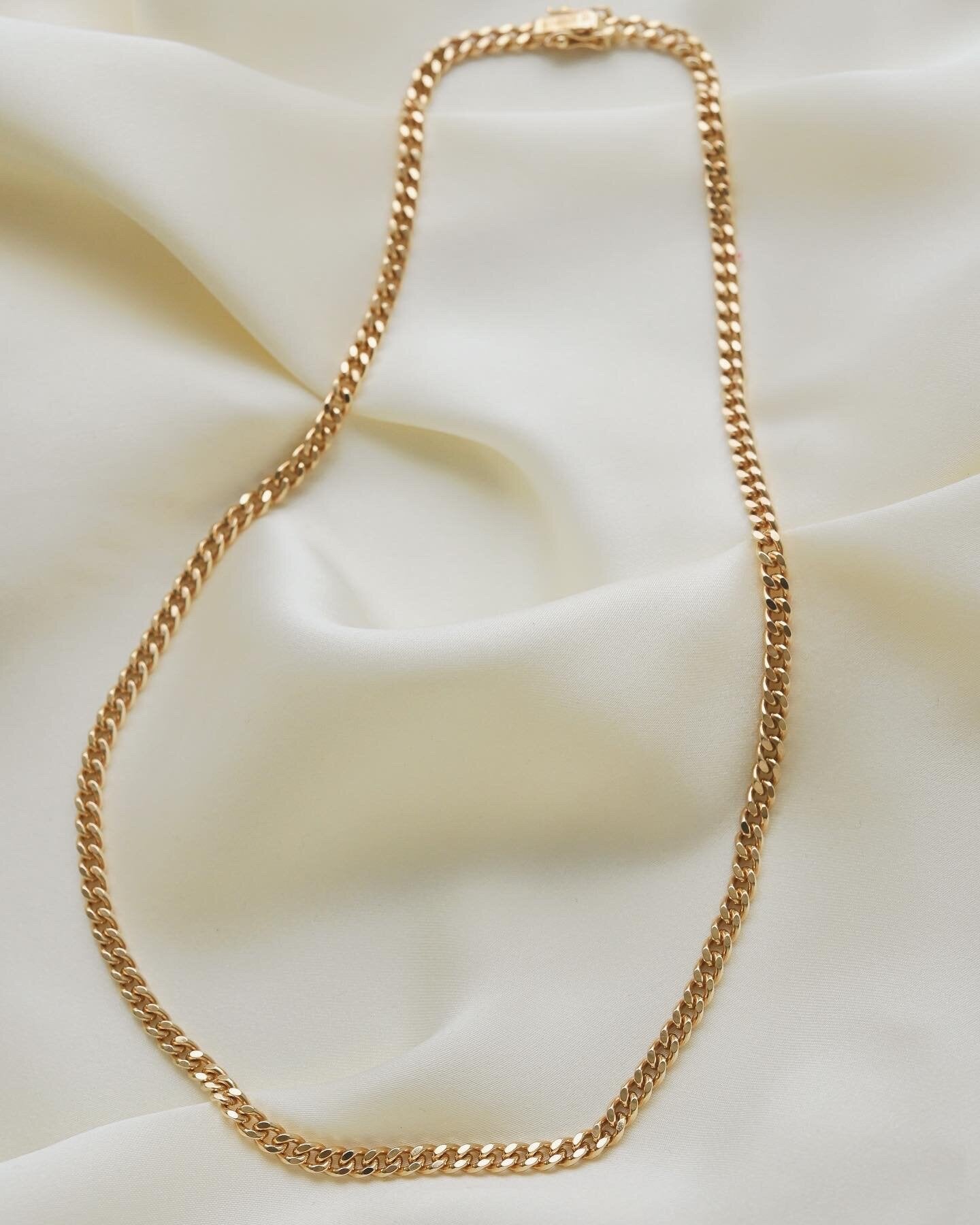 Absolutely Stunning Jo-Ans Curb Chain 18K Gold