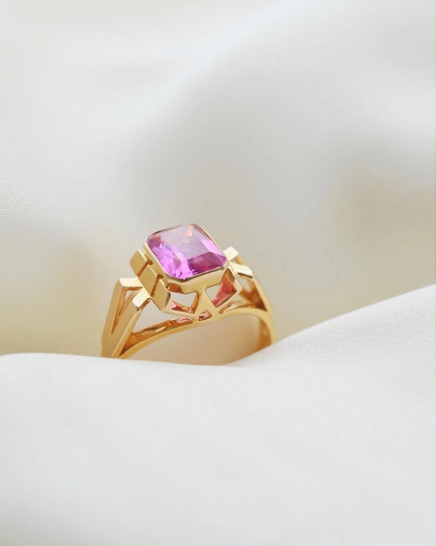 Beautiful Swedish Bubblegum Sapphire Ring 18K Gold 1952