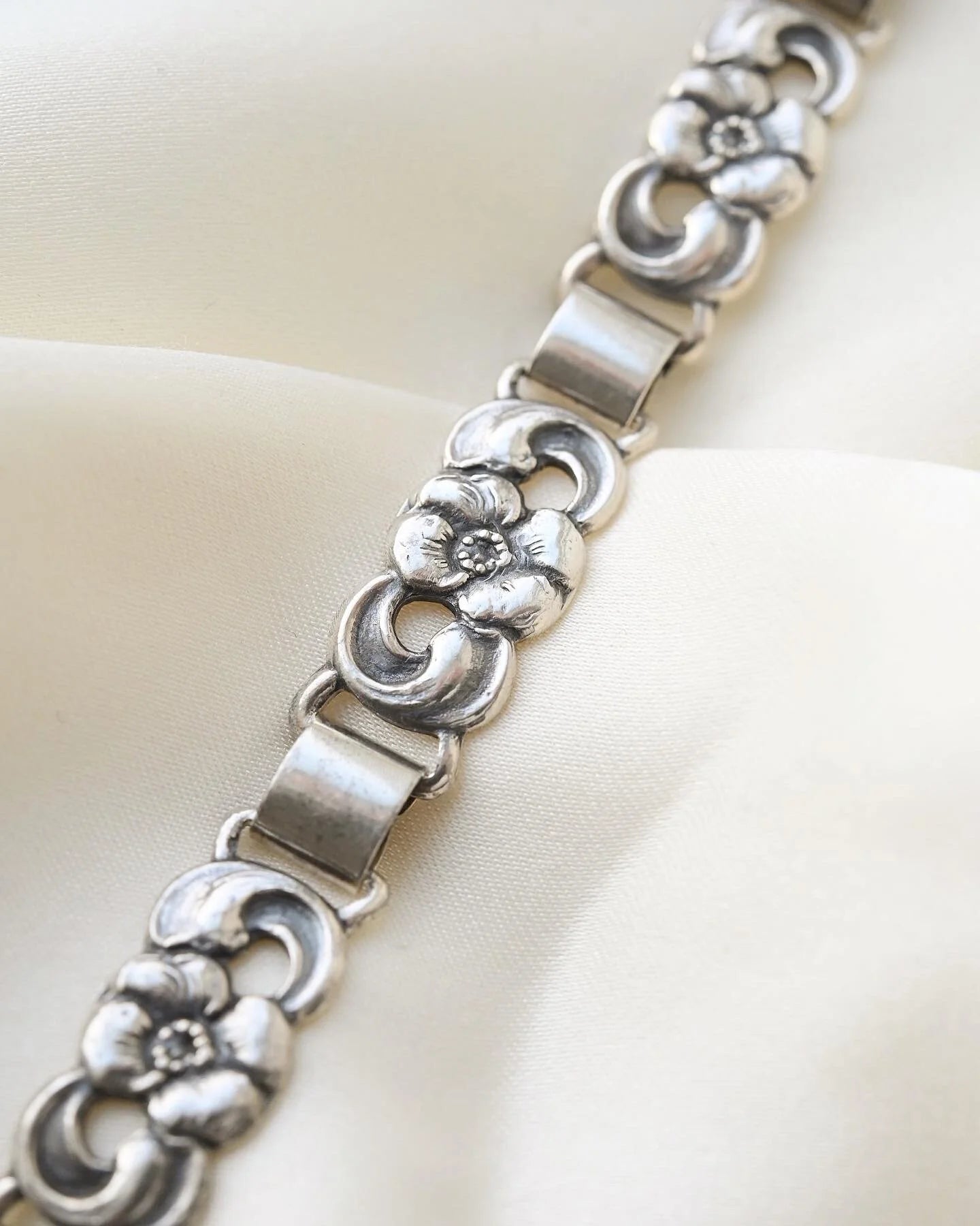 Feminine 1940s Flower Silver Bracelet