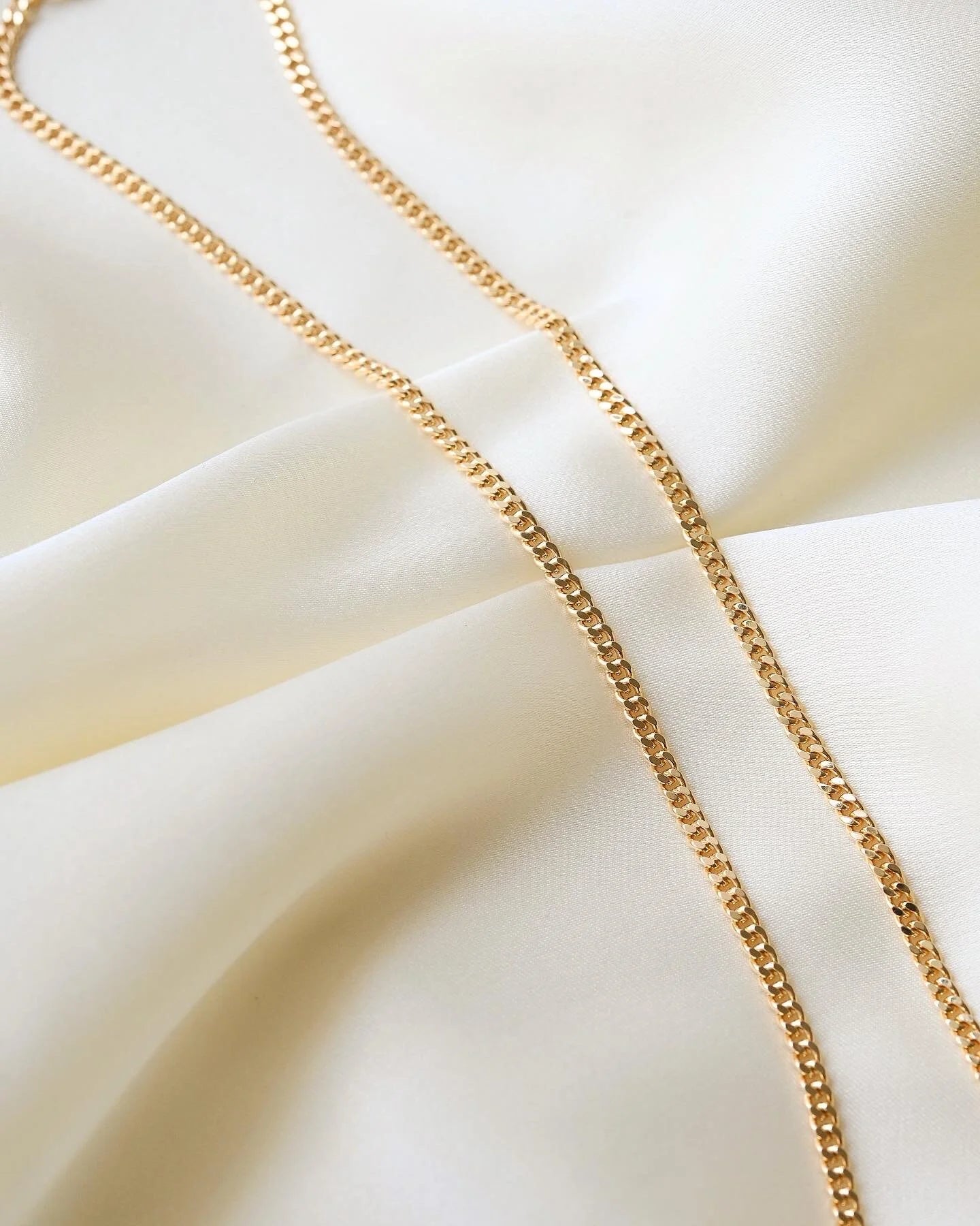 Beautiful 20 Inches Italian Vintage Curb Link Chain 18K Gold
