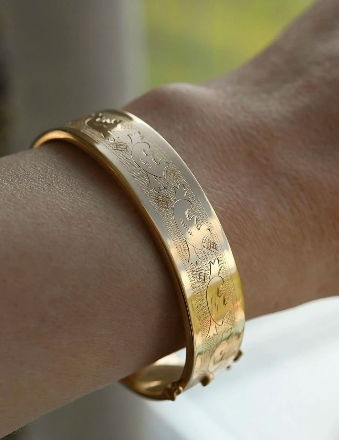 Extraordinary Small Sized Wide Engraved 30 Grams Vintage Bangle 18K Gold Mid 1900s