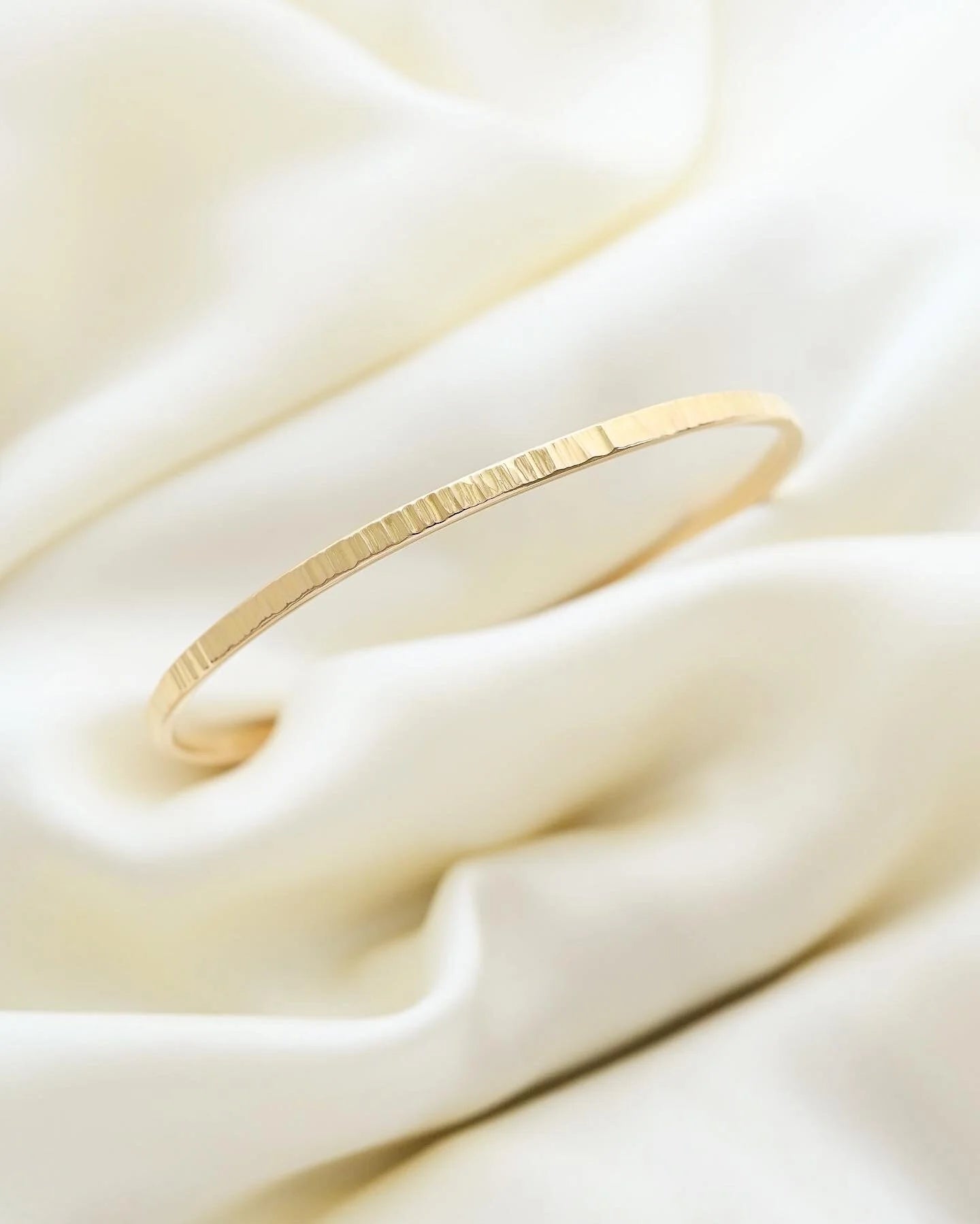 Super Heavy 18 Grams Vintage Bangle 18K Gold 1970s