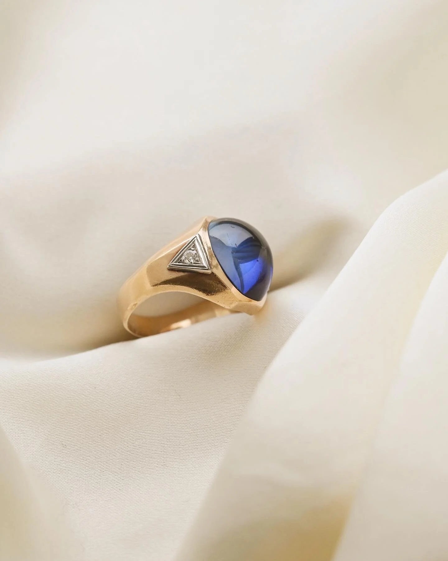 Magnificent Antique Cabochon Cut Lab Sapphire and Natural Diamonds 10K Gold 1920s