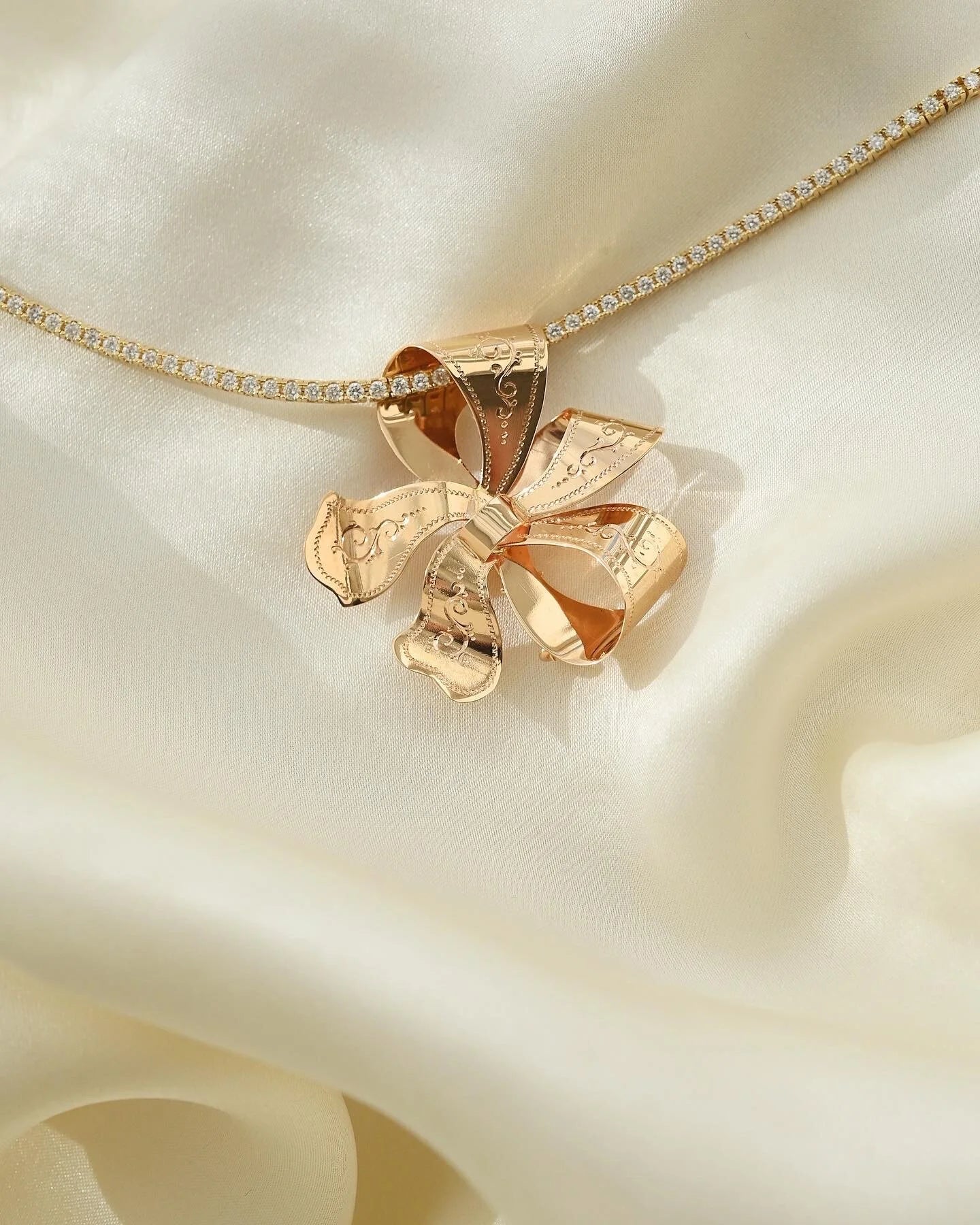 Vintage Bow Pendant/ Brooch 18K Gold 1947