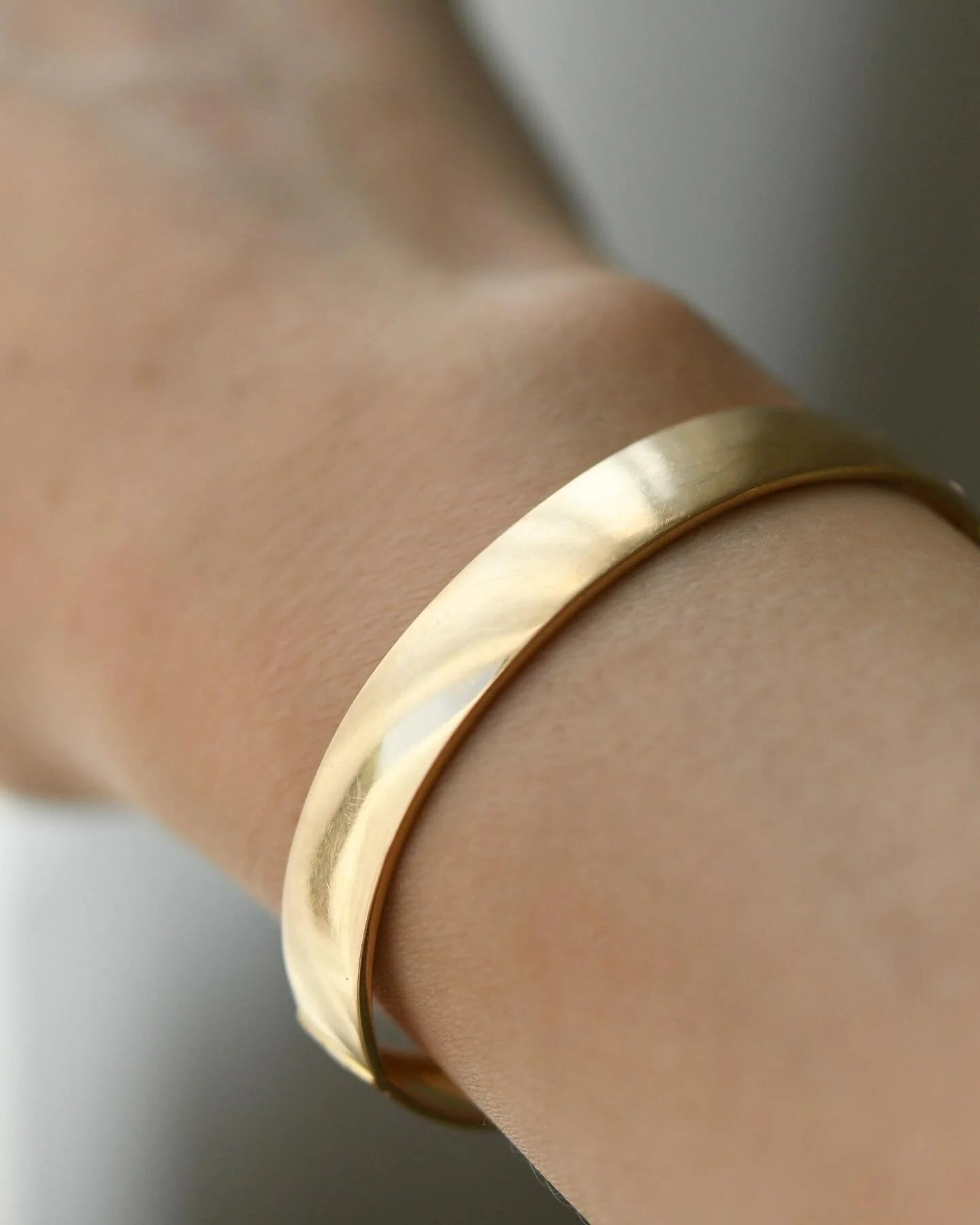 6.7 Inches Polished Vintage Bangle 18K Gold 1970s