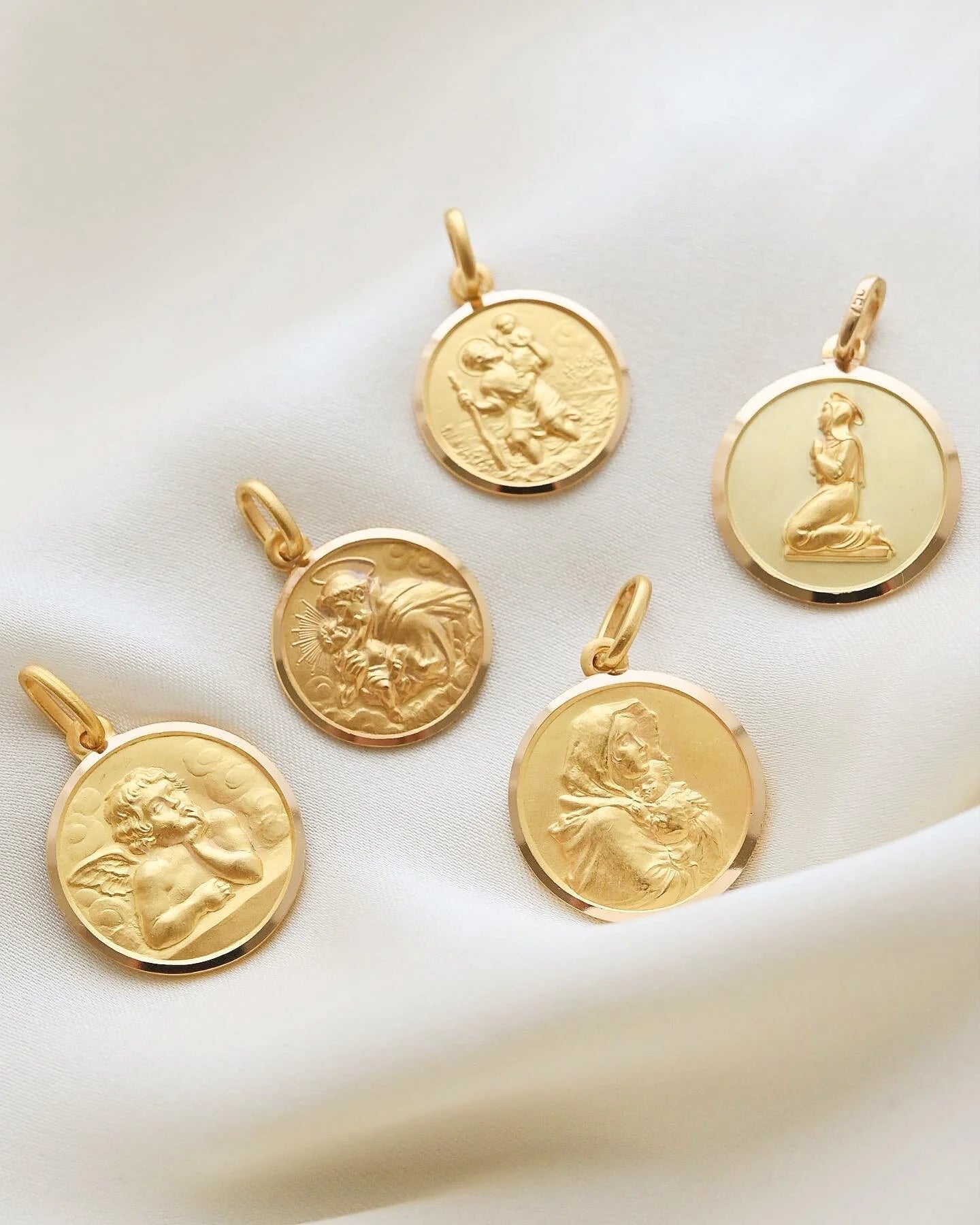 Gorgeous Italian Religious Vintage Pendants 18K Gold