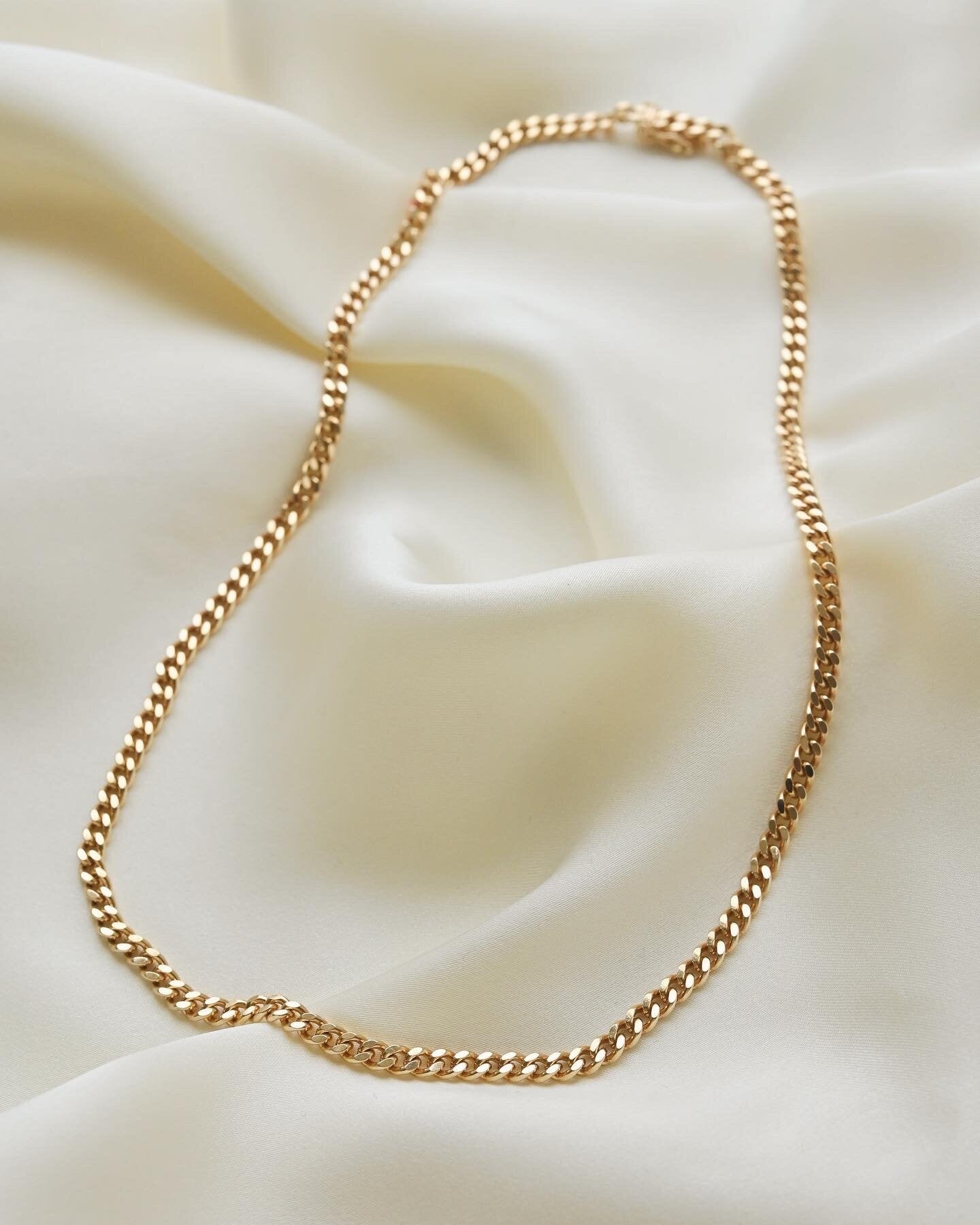 Absolutely Stunning Jo-Ans Curb Chain 18K Gold