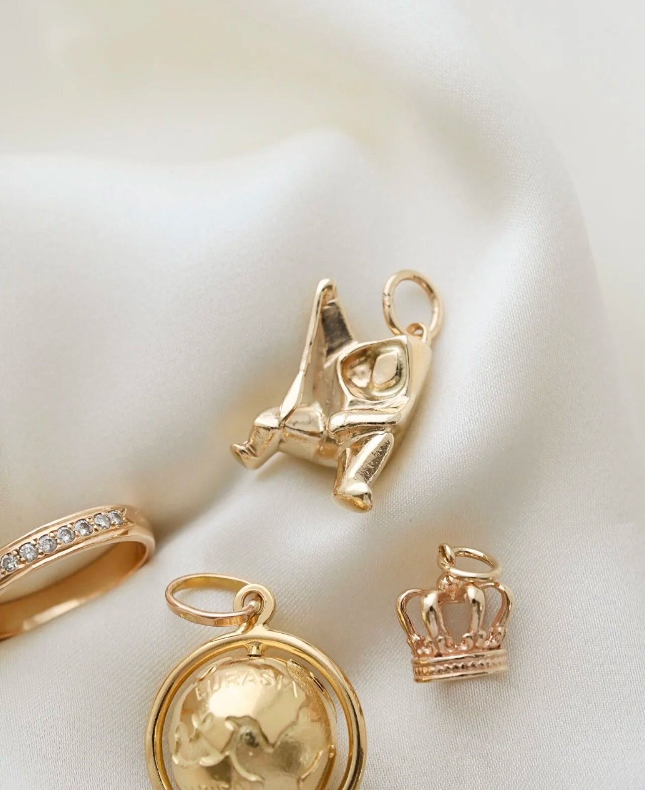 Danish Vintage Hunting Eskimo Pendant 8K Gold 1960