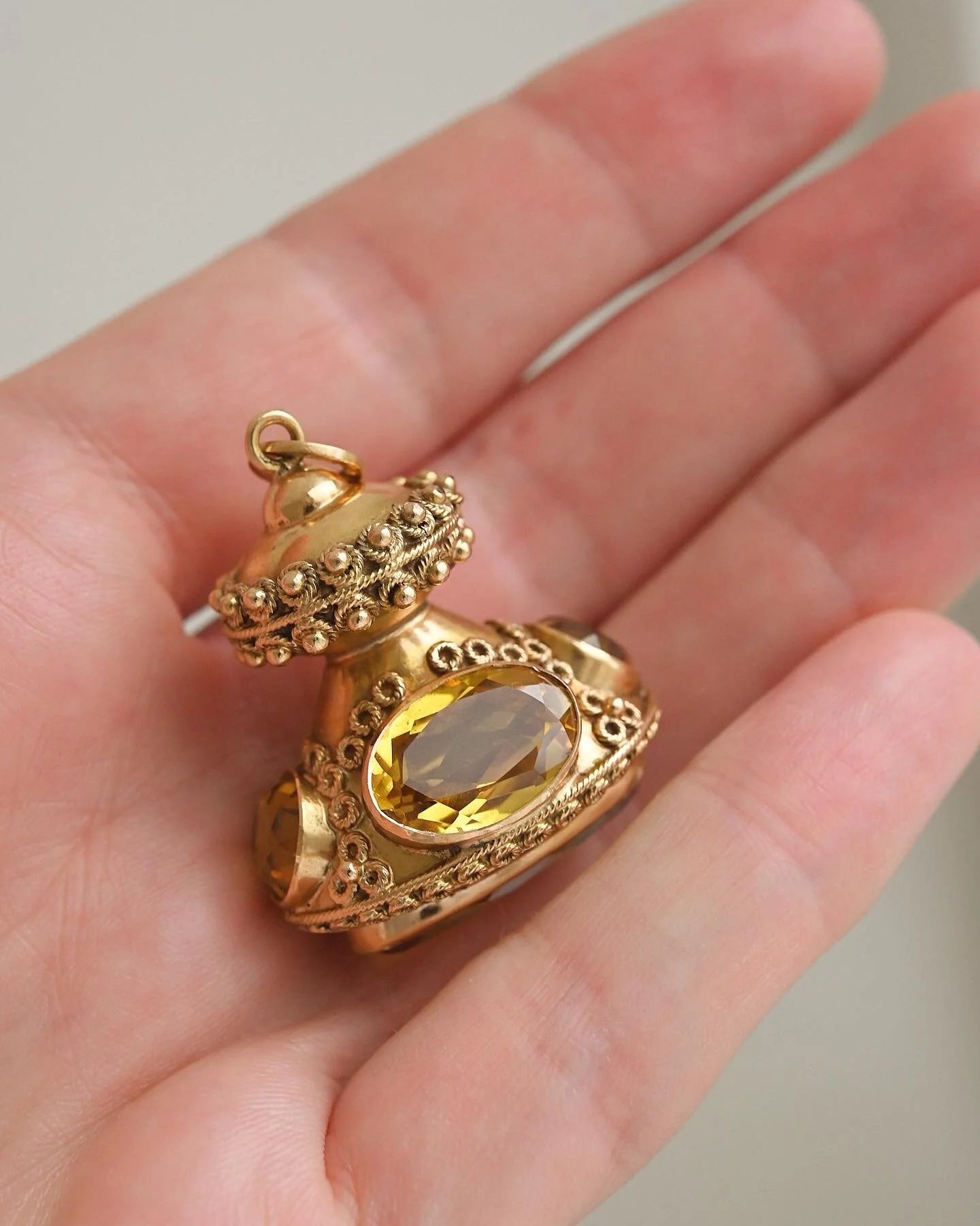 Sublime 19 Grams Heavy Extraordinarily Beautiful Antique Fob 18K Gold Beg 1900s