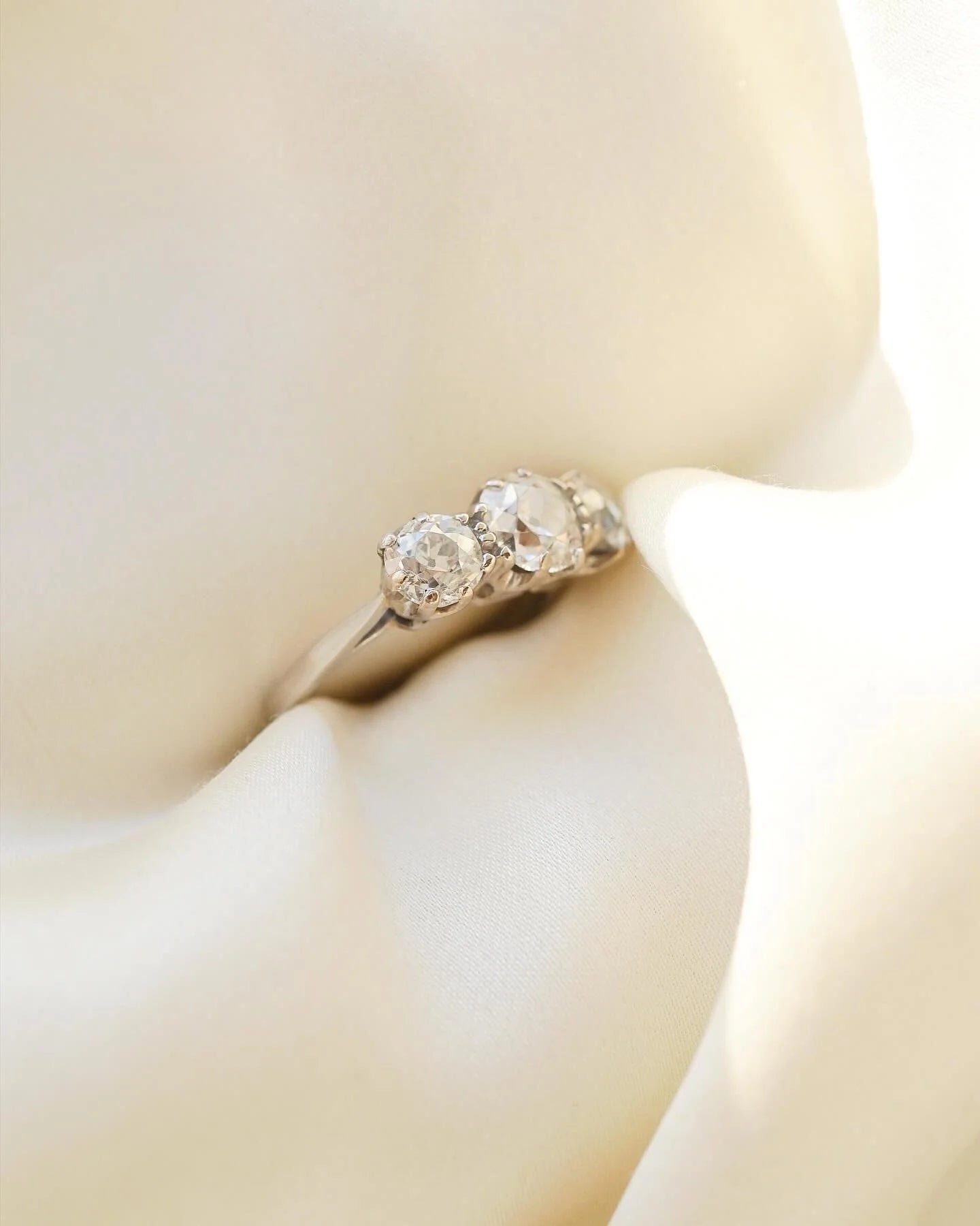 Rare Antique 2 Carats Threestone Old Cut Diamond Ring England 1910s