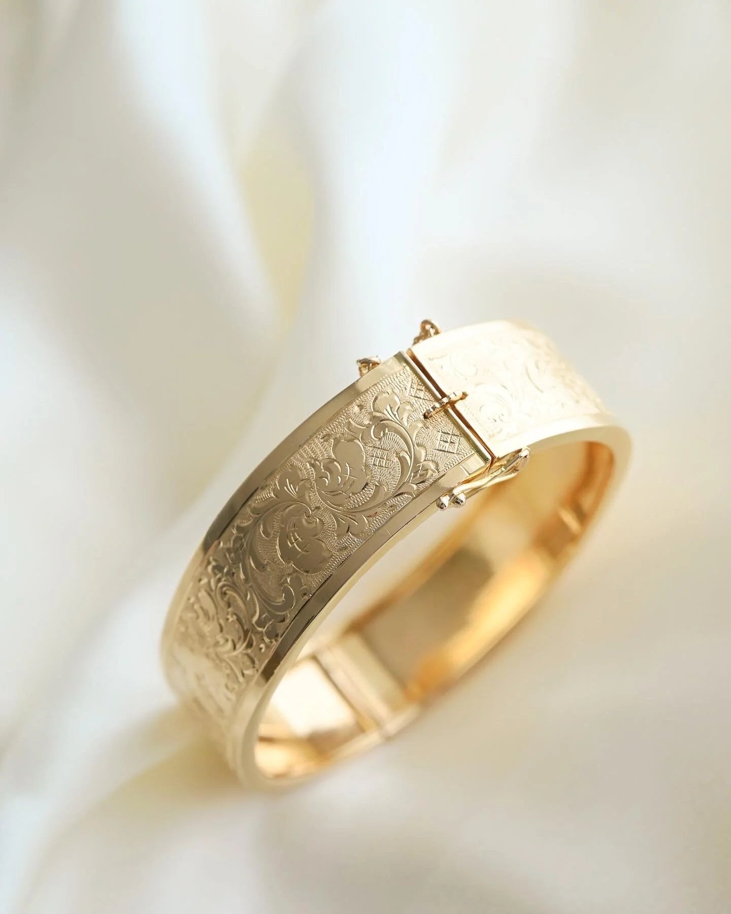 Divine Engraved Bangle 18K Gold 1932
