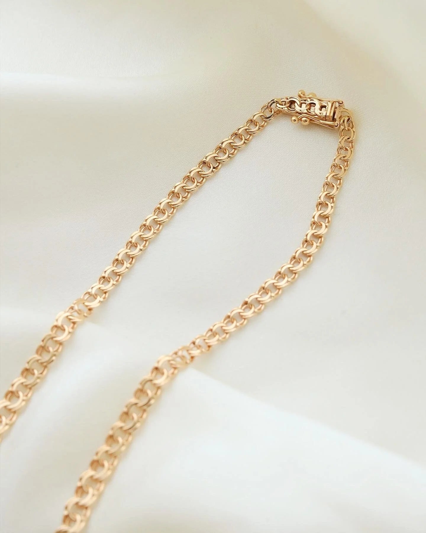 Sublime Swedish Vintage Bismarck Necklace 18K Gold 1970
