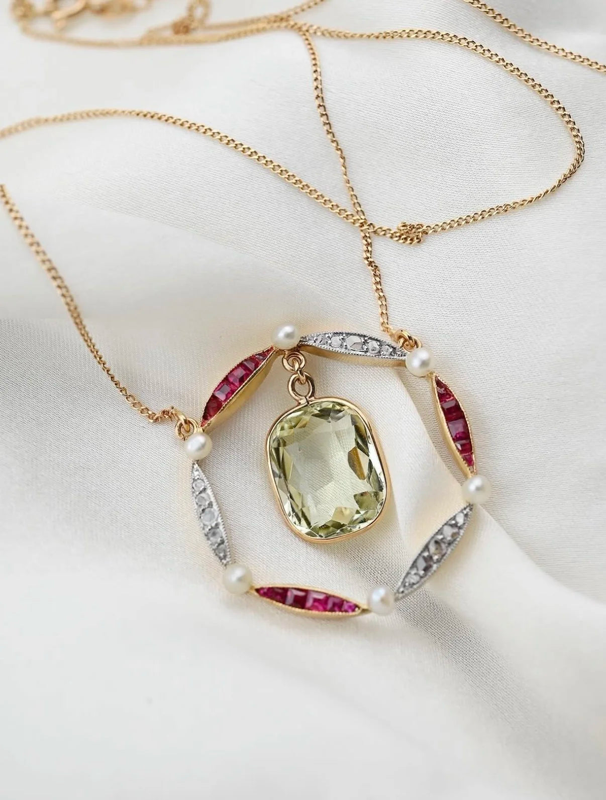 Antique Sublime Art Deco Pendant Necklace 18K Gold 1920s