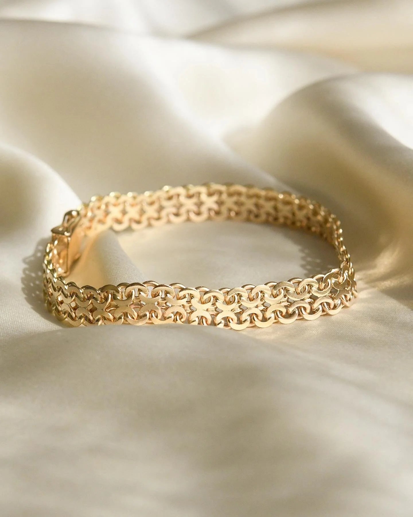 Beautiful Vintage X-link Bracelet 14K Gold
