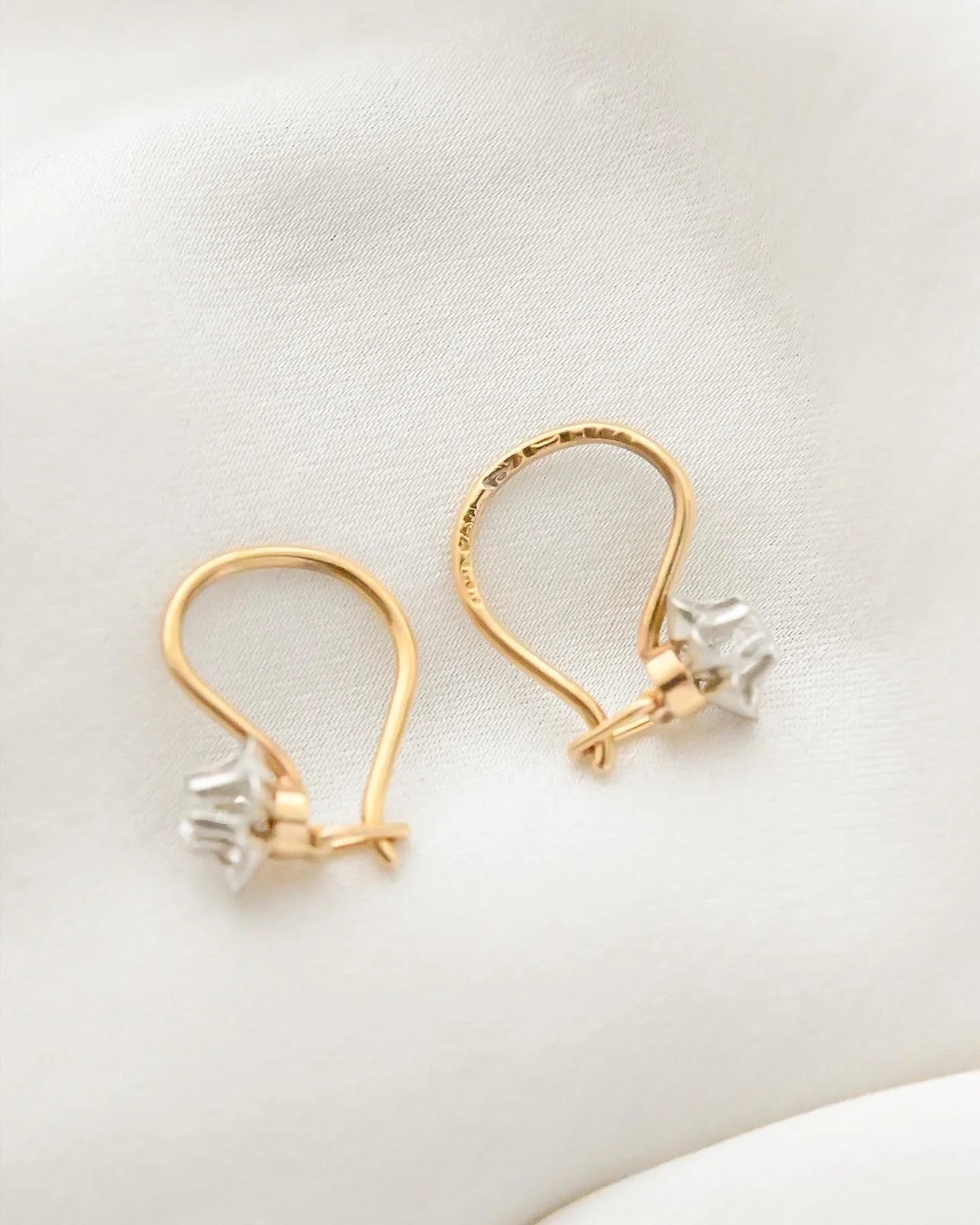 Special Rare Buttercup Set Diamonds 18K Gold