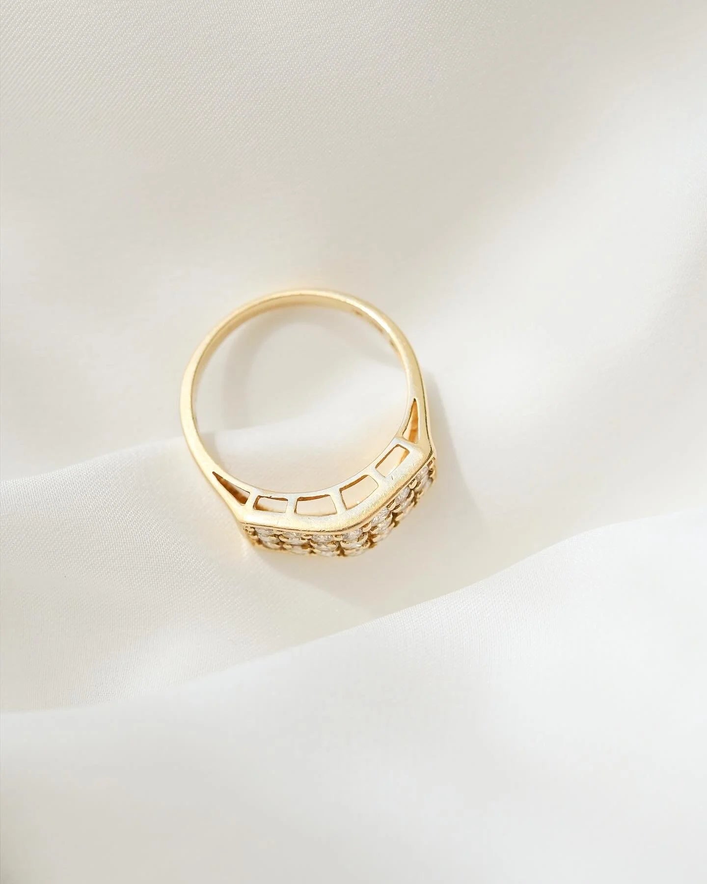 Gorgeous 1 Carat Clean Diamonds Vintage Ring 18K Gold 1970s
