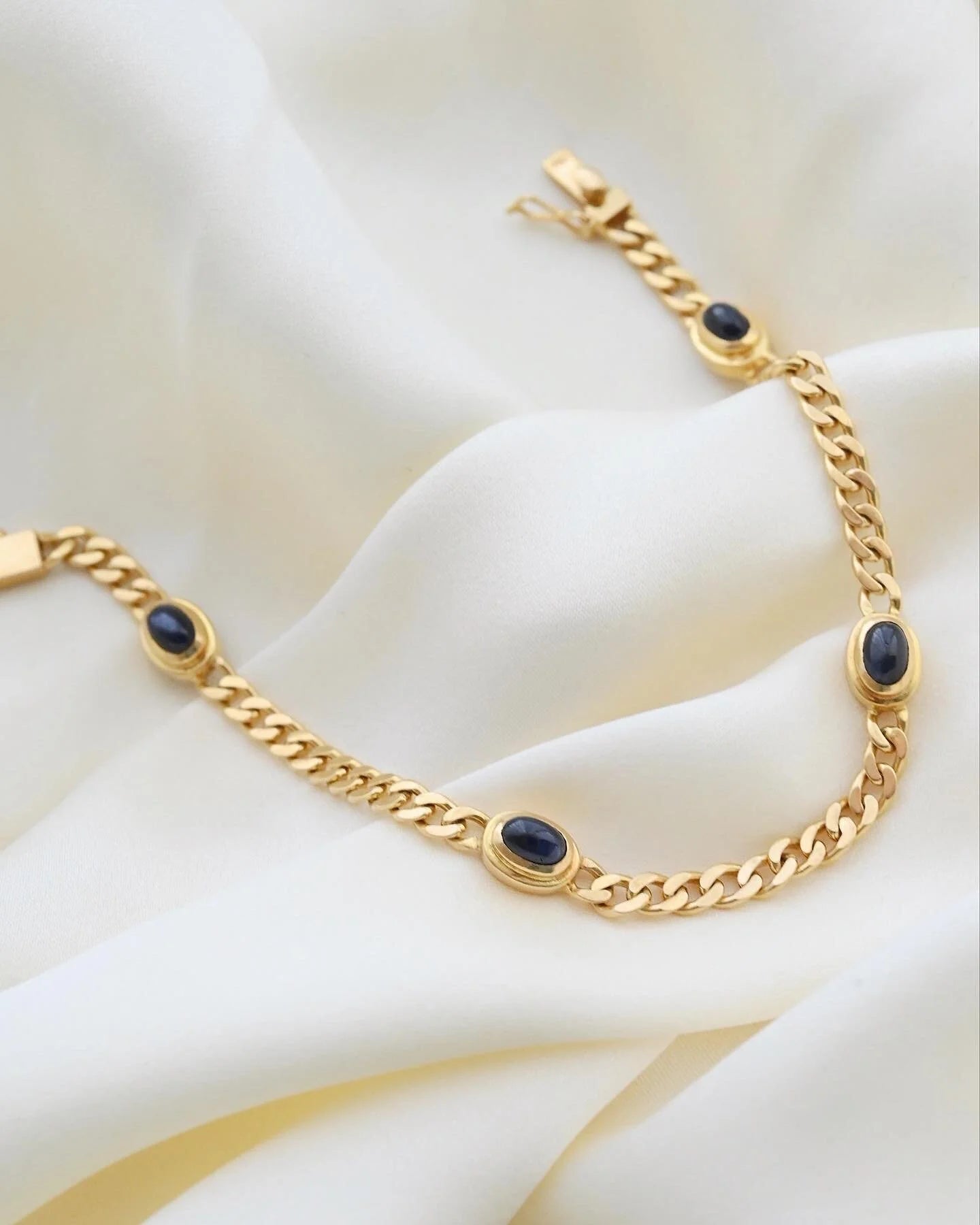 Amazing Star Sapphire Cabochon Vintage Curb Bracelet 18K Gold