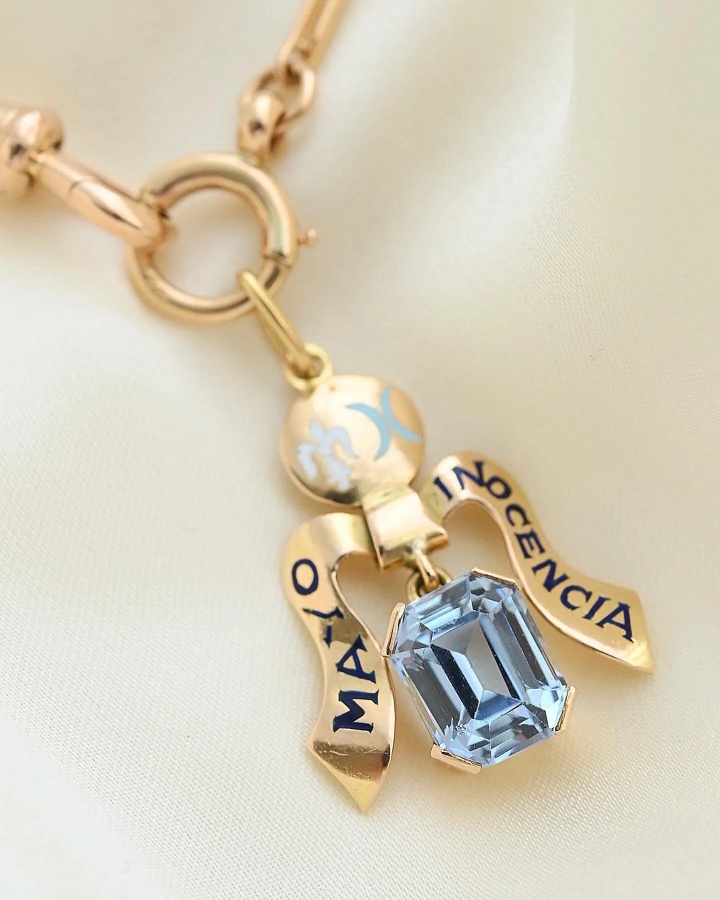 Extraordinary Zodiac Sign Aquamarine Pendant 18K Gold