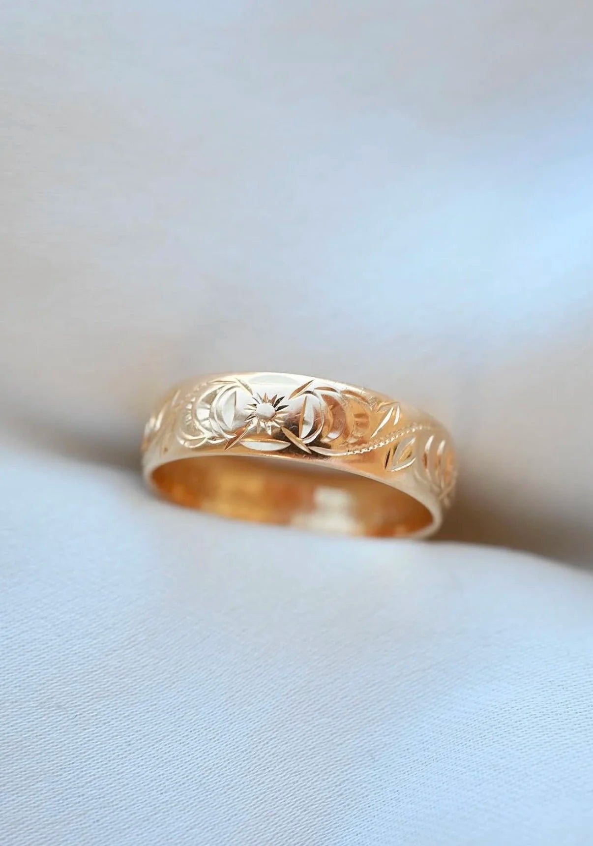 Romantic Sun and Leaf Engraved Wide Antique Band 18K Gold