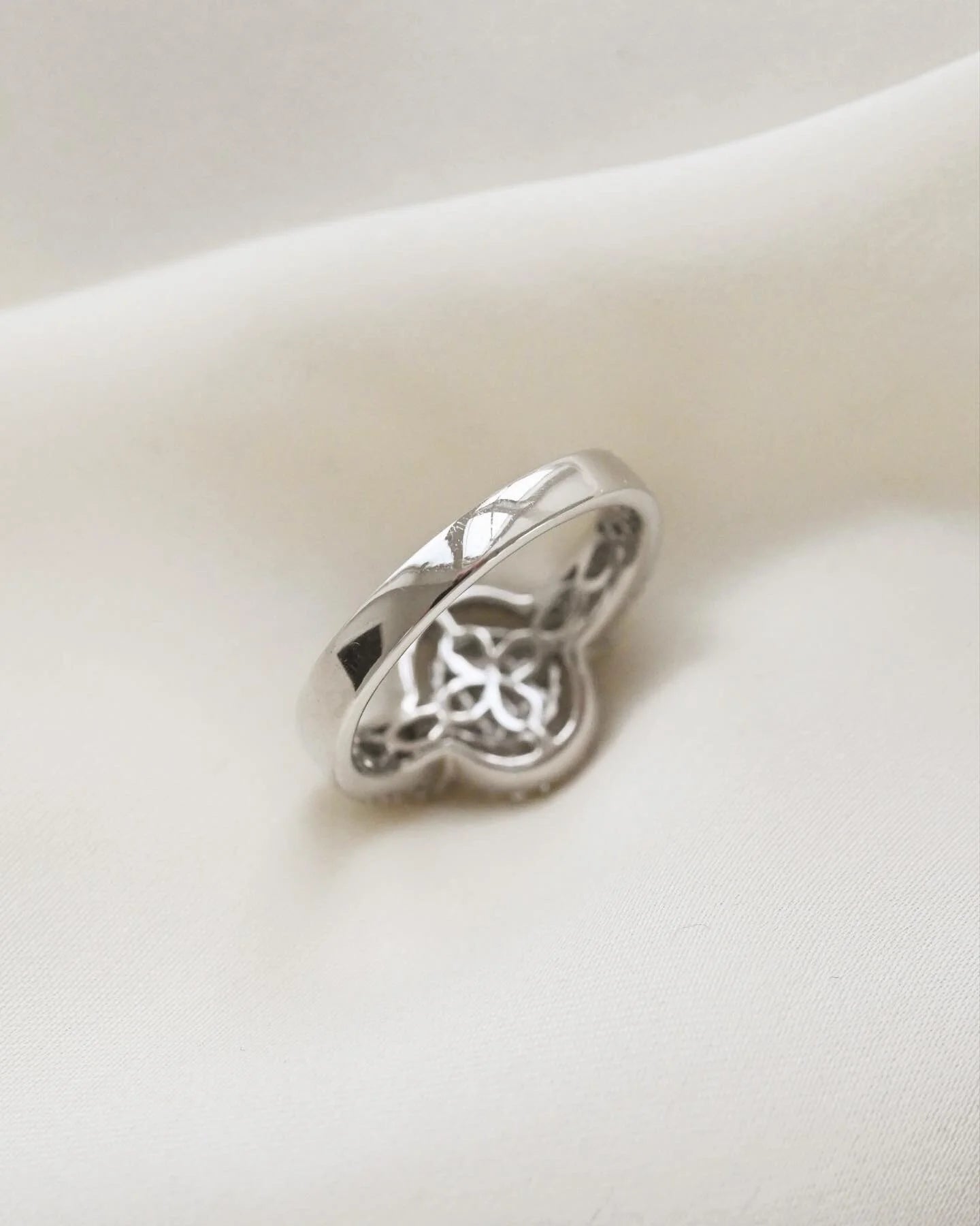 Stunning White Gold  Diamond Compass Set Dream Ring 18K White Gold