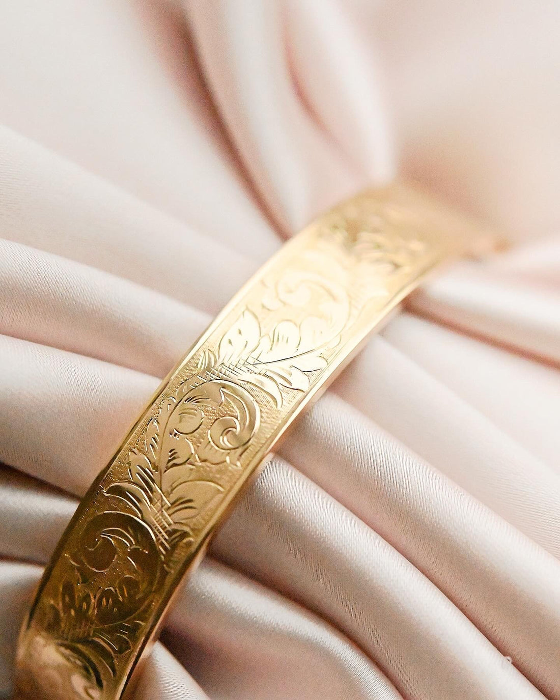 Gorgeous 1950 Vintage Engraved Bangle 18K Gold Sweden