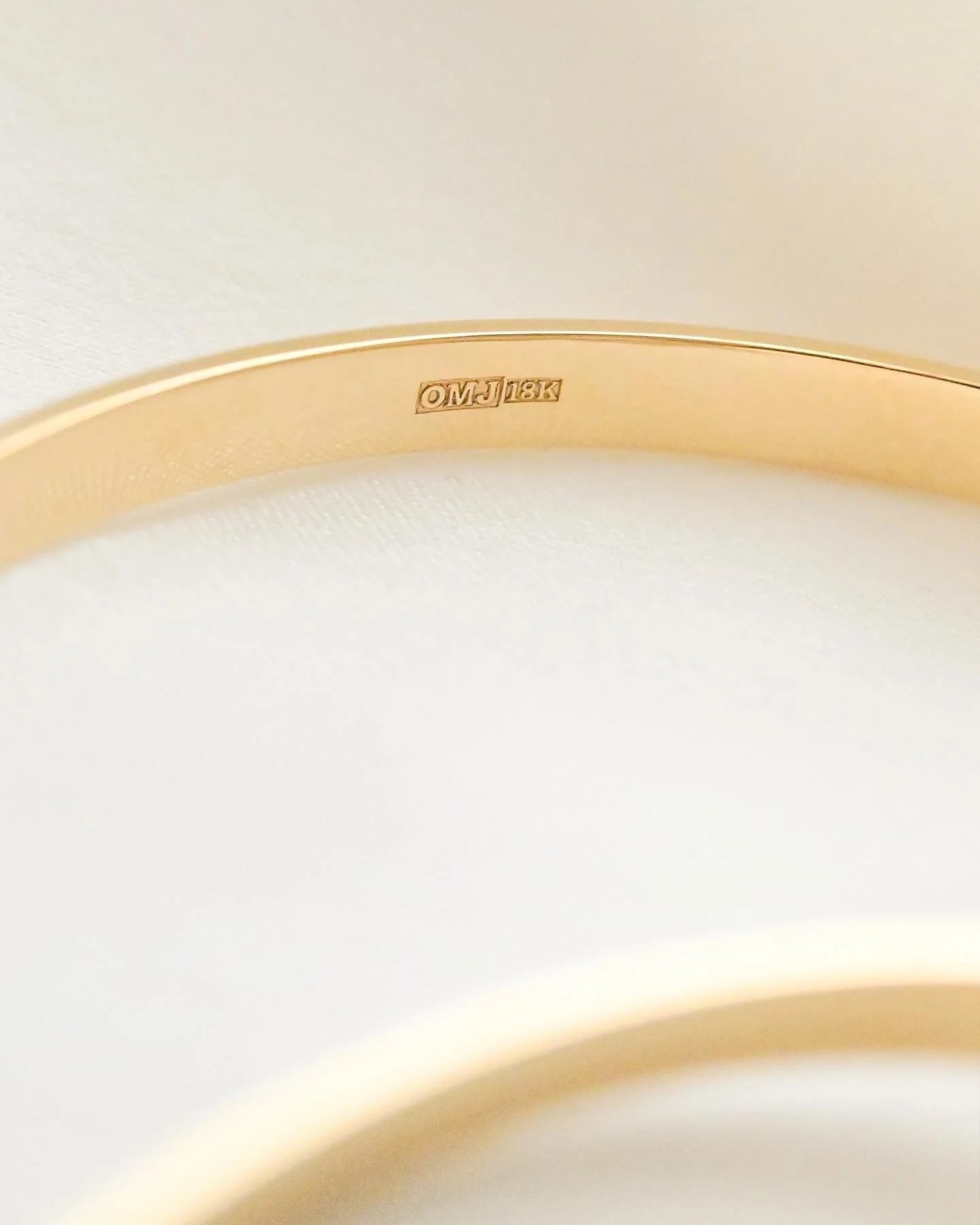 OMJ FINE JEWELRY : The Heirloom Bangle 18K Gold
