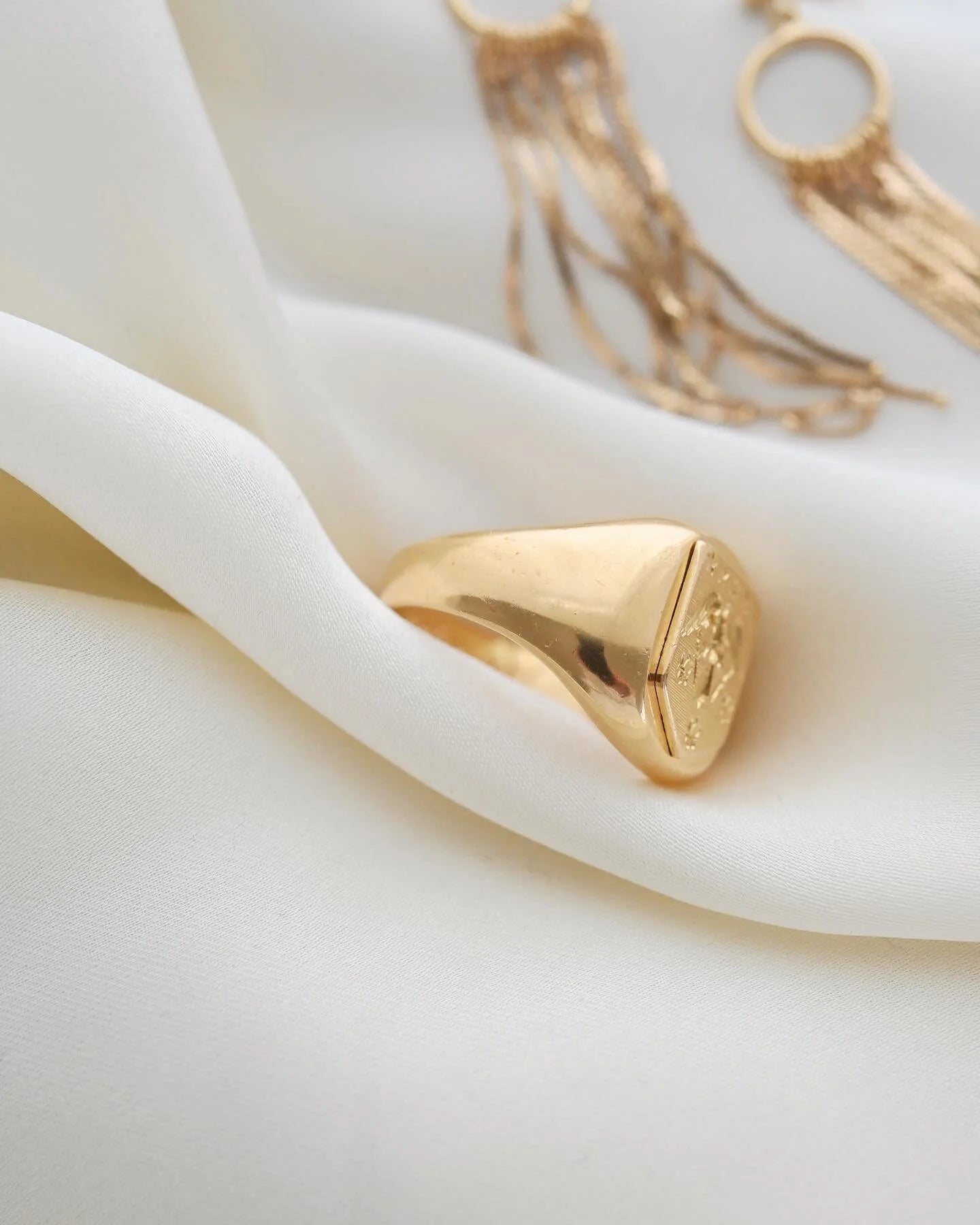 Swedish Vintage Signet Ring Incribed Latin 18K Gold Beg. 1900s