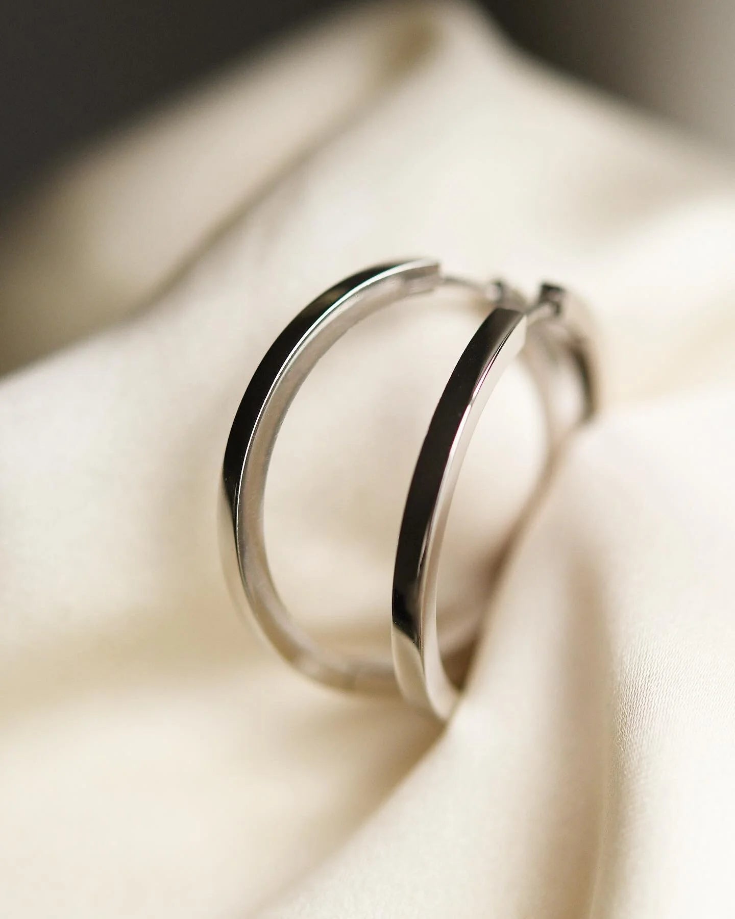 Cool, Classic White Gold Hoop Earrings 14K White Gold 1990a