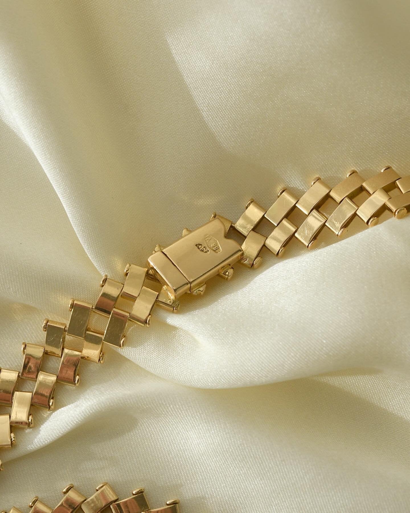 Sexy Italian Vintage Necklace 18K Gold 1970s
