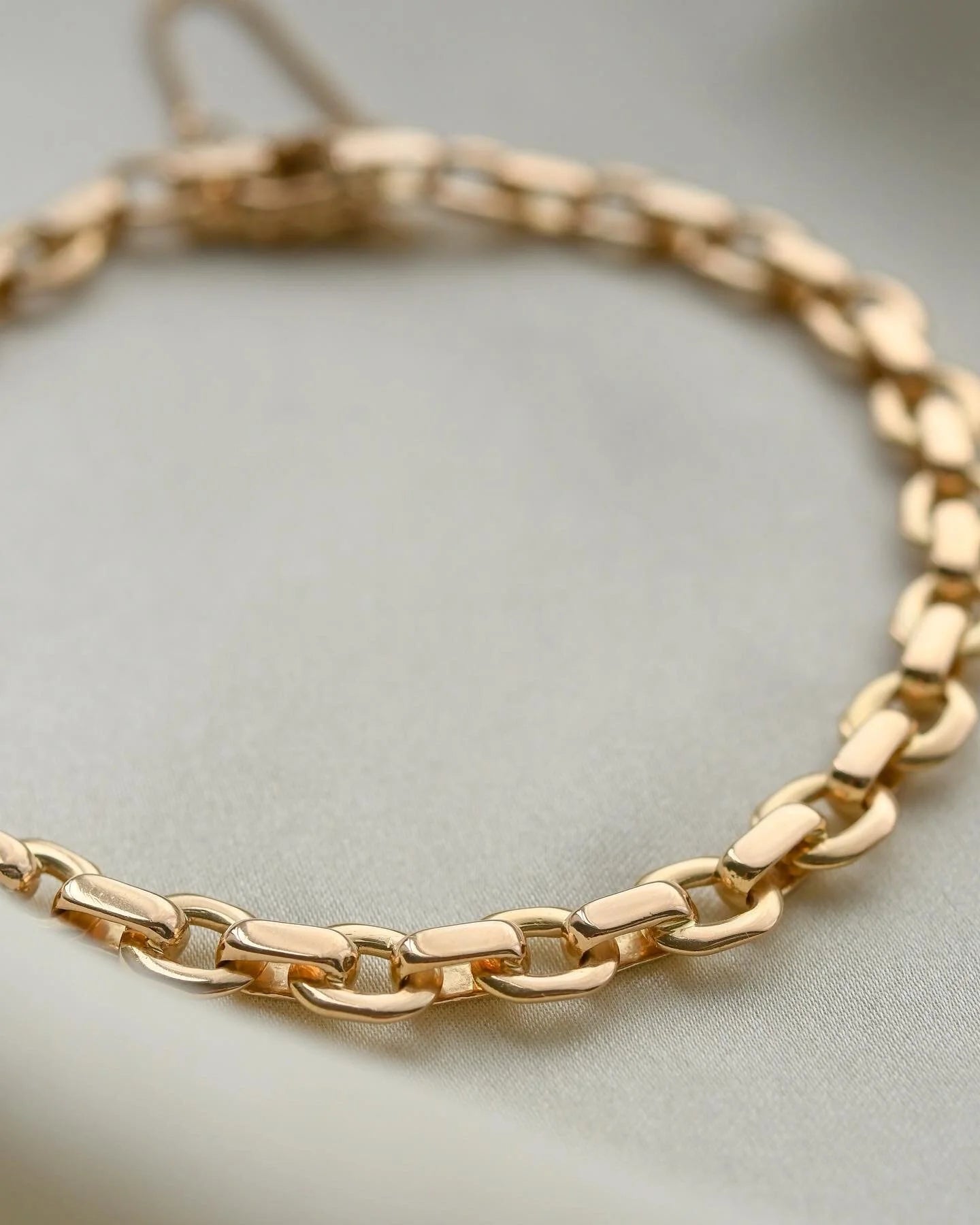 Sublime 18K Gold Bracelet 22 Grams 1944