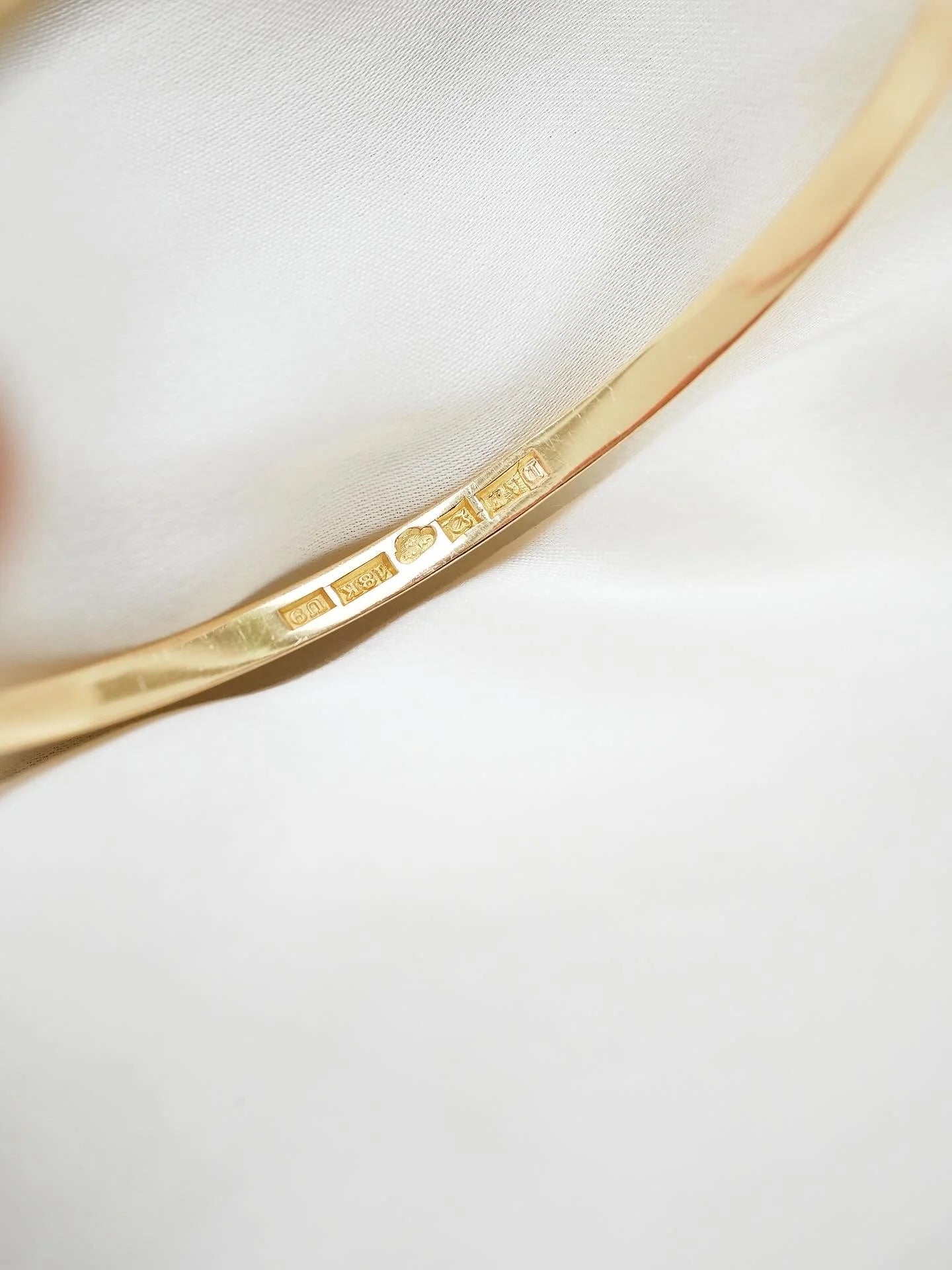 Eternally Elegant Classic Vintage Bangle Solid 18K Gold Sweden 1970