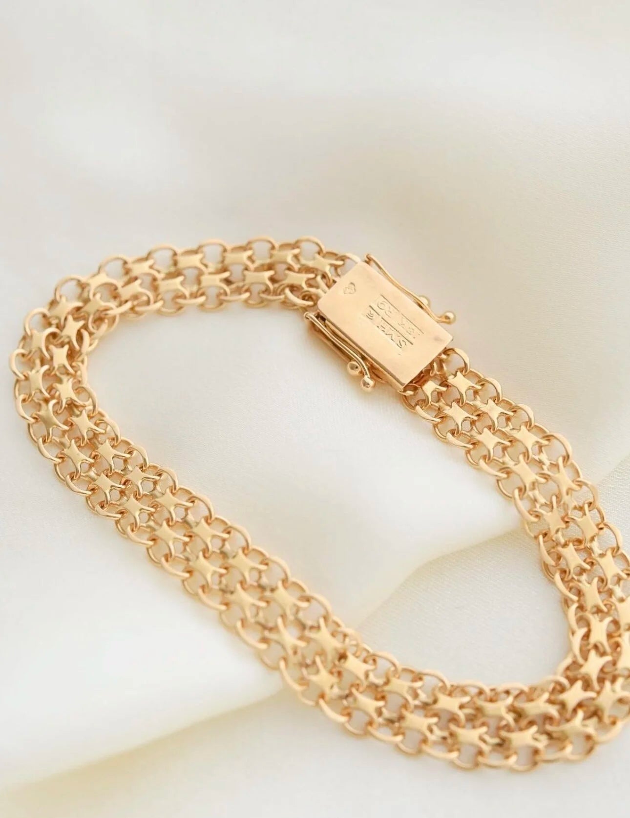 Beautiful Glowing Swedish Vintage Bracelet 18K Gold 1967