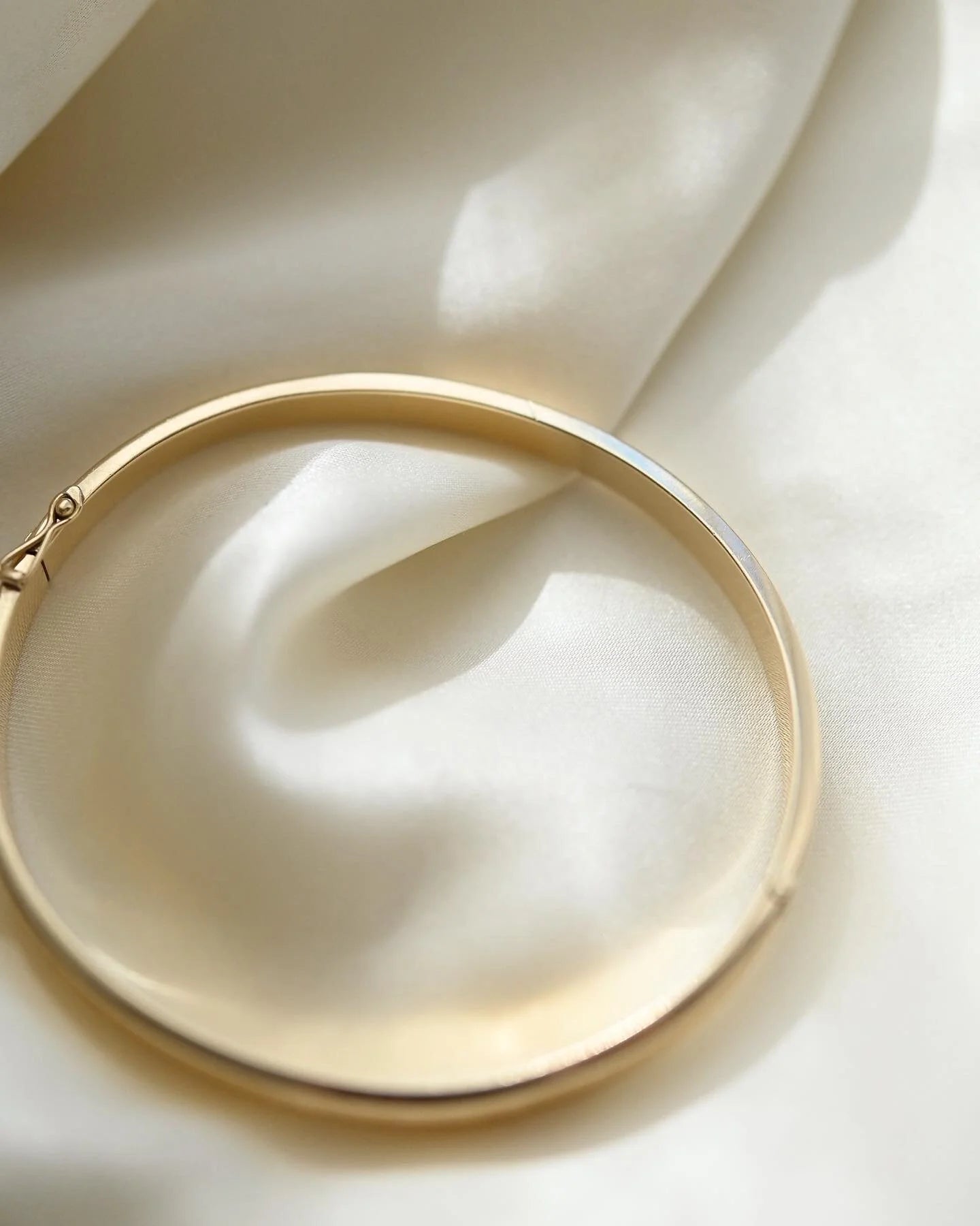 Stunning Textured Vintage Bangle 14K Gold 1970s