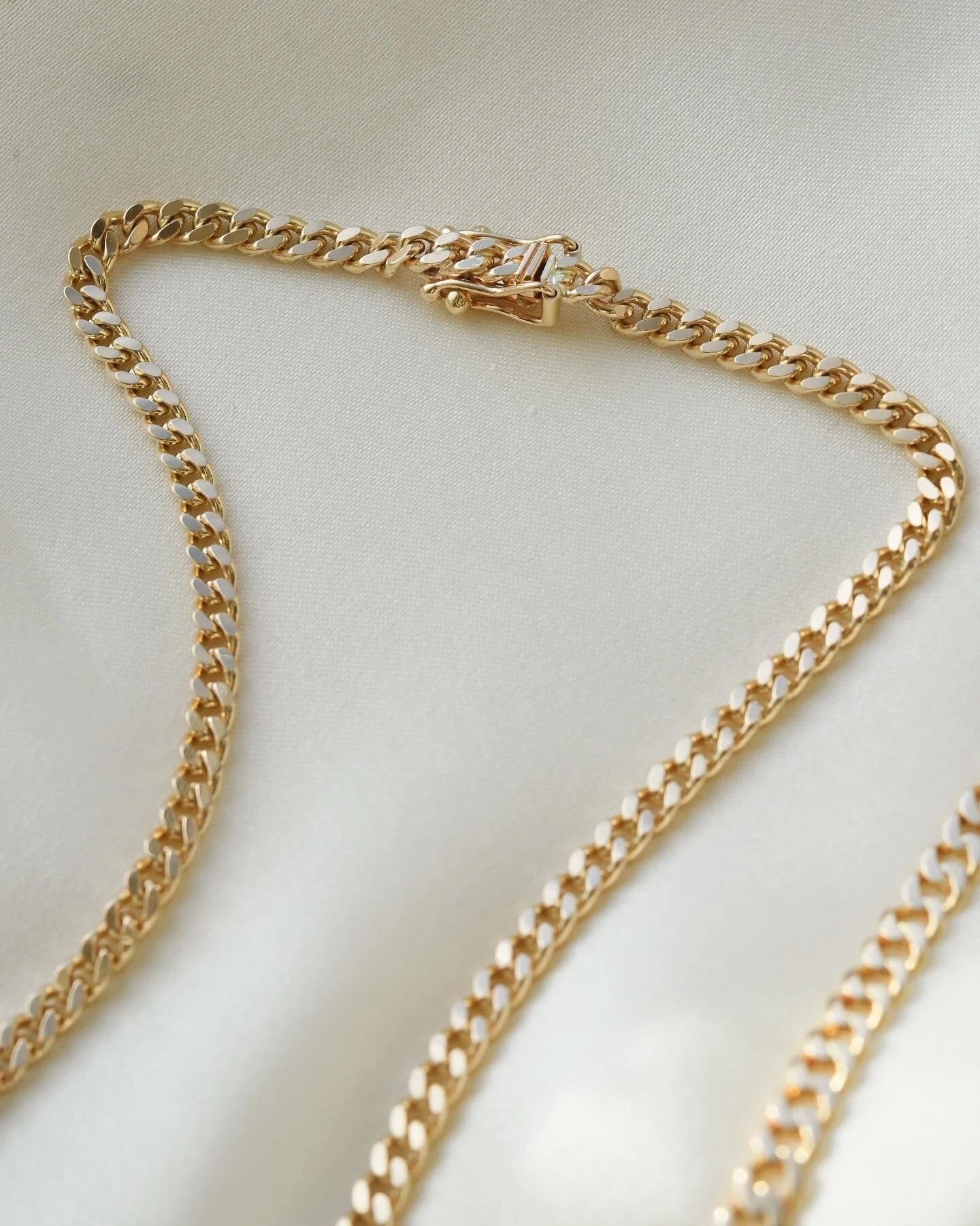 Beautiful Curb Link Chain 18K Gold 1971