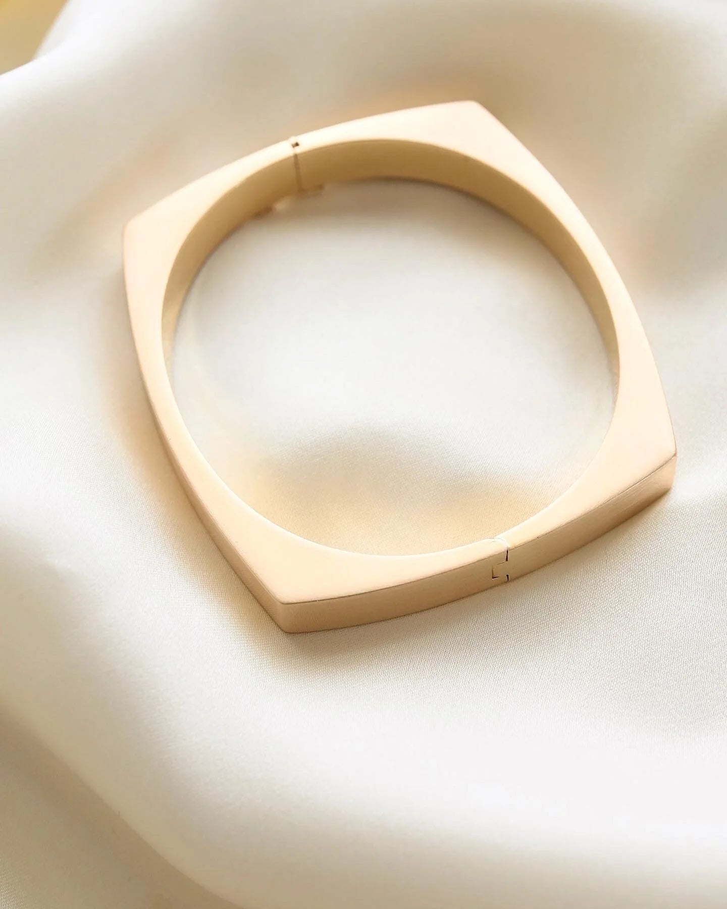 Vintage Silk Texture Bangle 18K Gold 1970