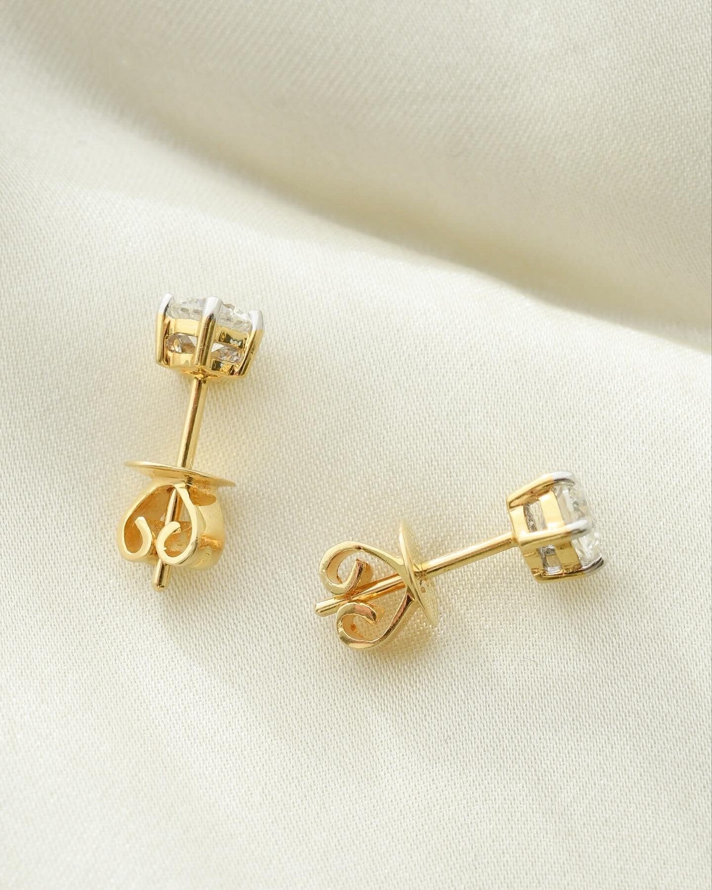 Stunning Diamond Solitaire Studs 0.75 Carats 18K Yellow Gold