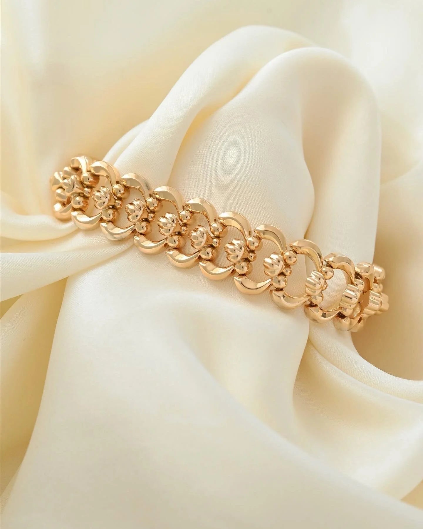 Stunning Once in A Lifetime Vintage Bracelet 18K Gold