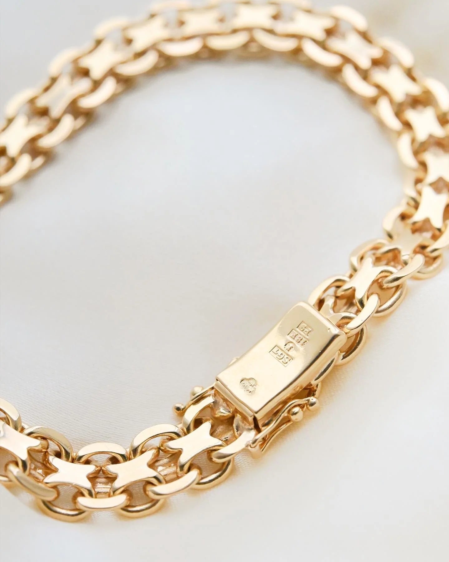 Gorgeous Rare 26 Grams Capricorn Link Bracelet 18K Gold 1965