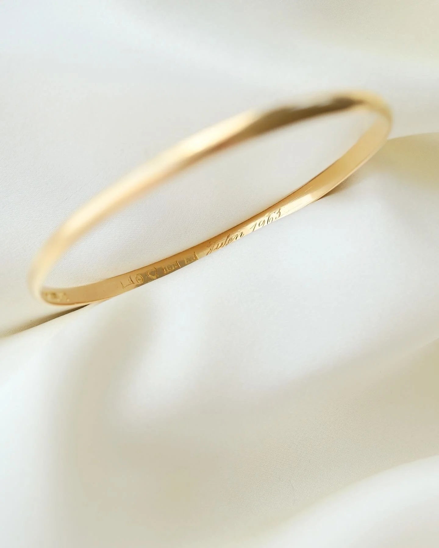 Classic Timeless Antique Swedish Bangle 18K Gold 1927