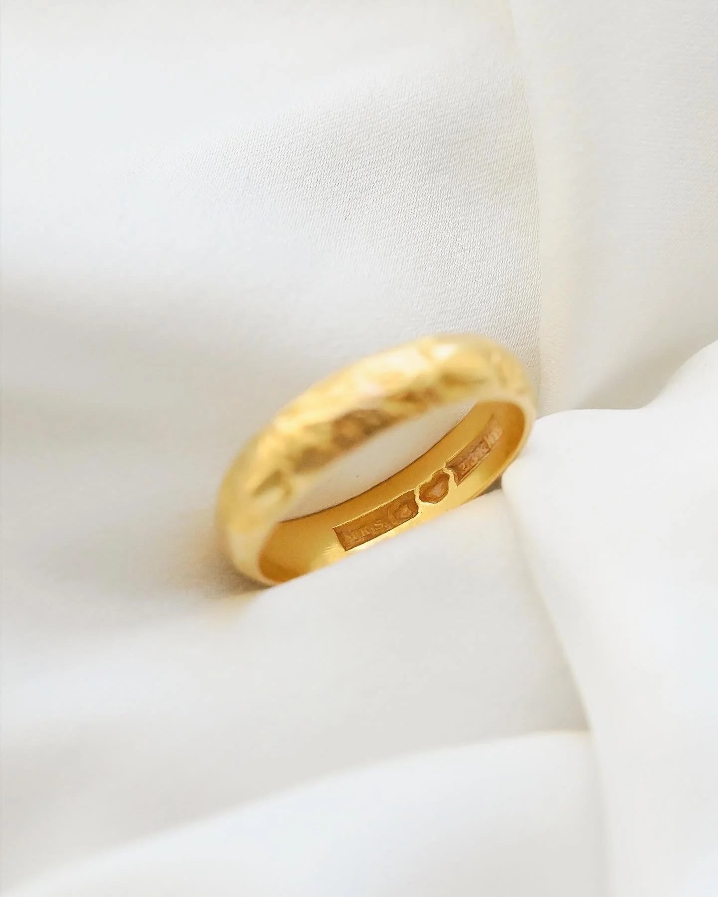 Extemely Pretty Heavy Old Engraved Wedding Band 23K Gold