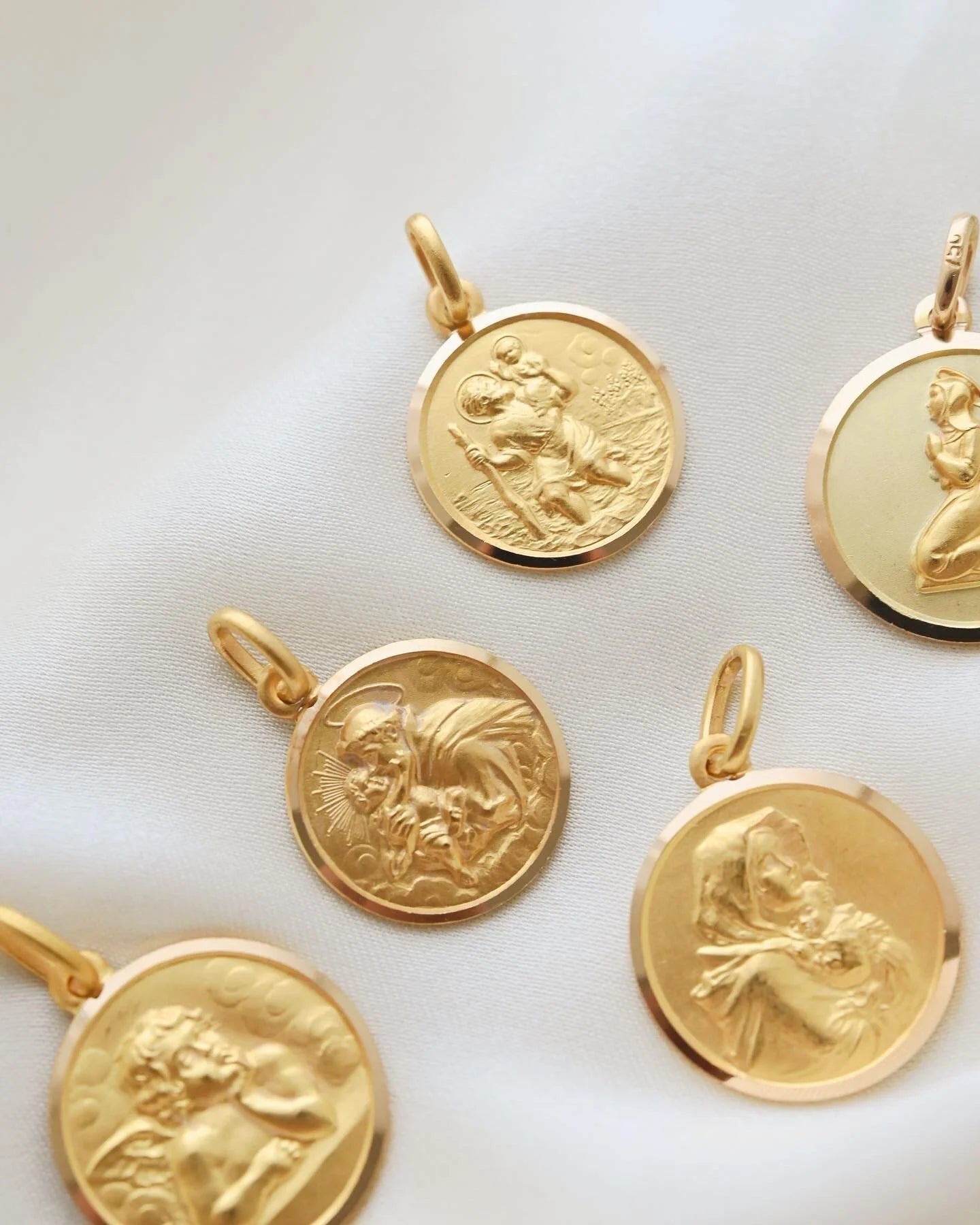 Gorgeous Italian Religious Vintage Pendants 18K Gold