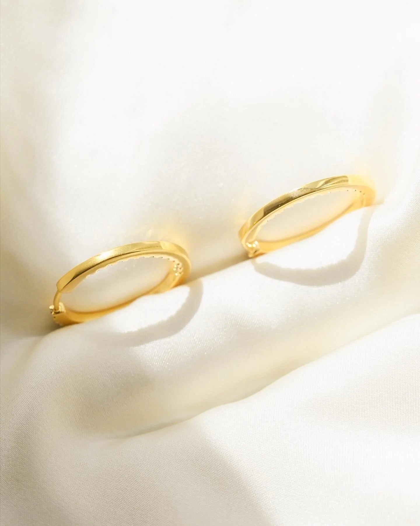 Extraordinary Hoops 1.35 Carats H/VVS Diamonds 18K Gold