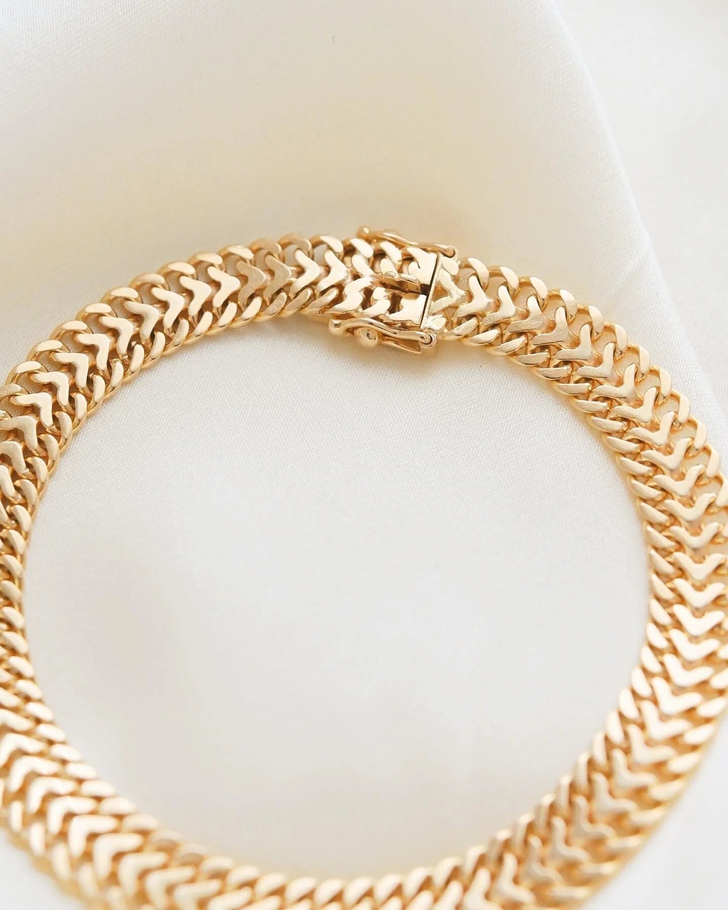 Special Glowing Fox Tail Bracelet 18K Gold 1962