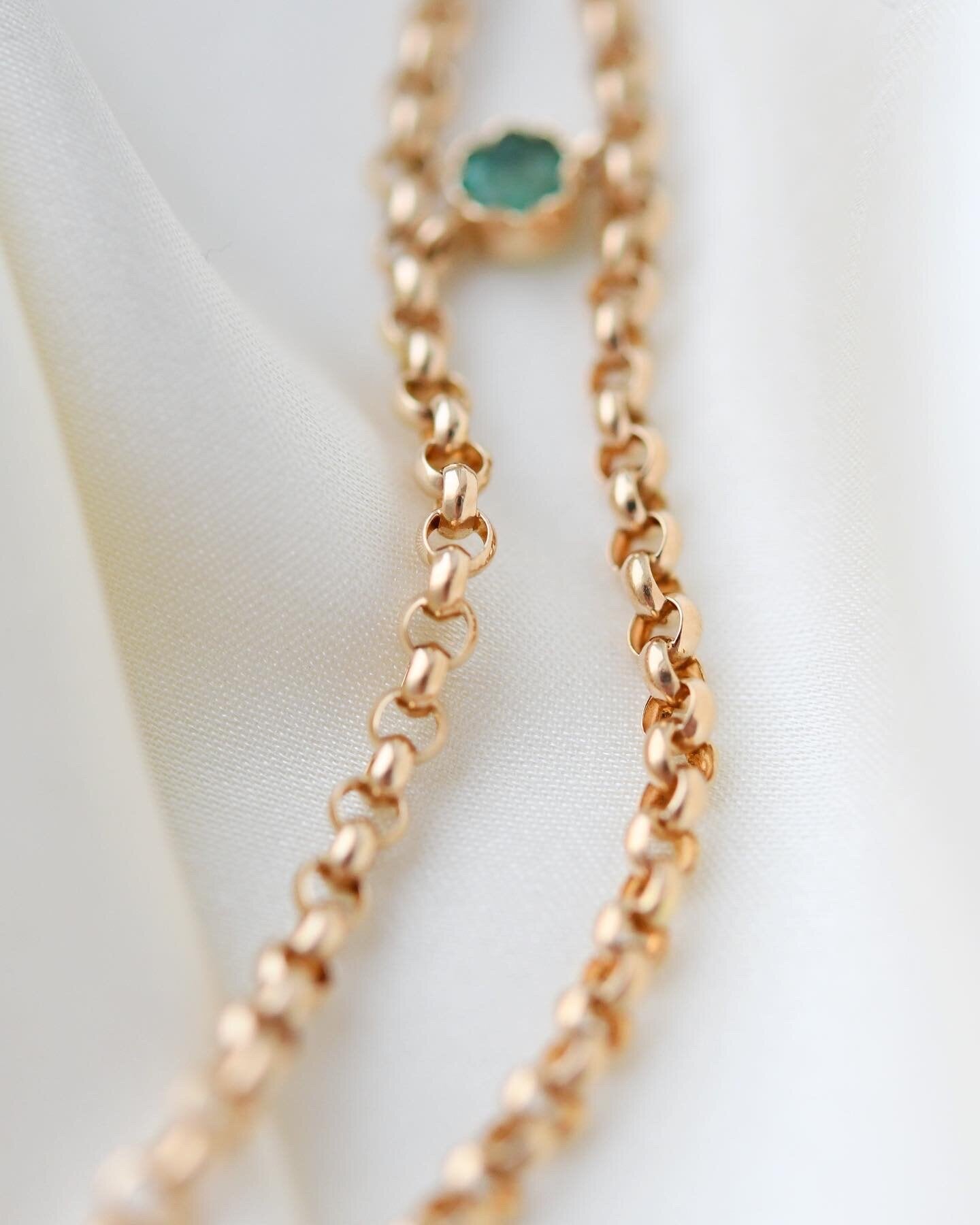 Masterly Natural Emerald Necklace 18K Gold